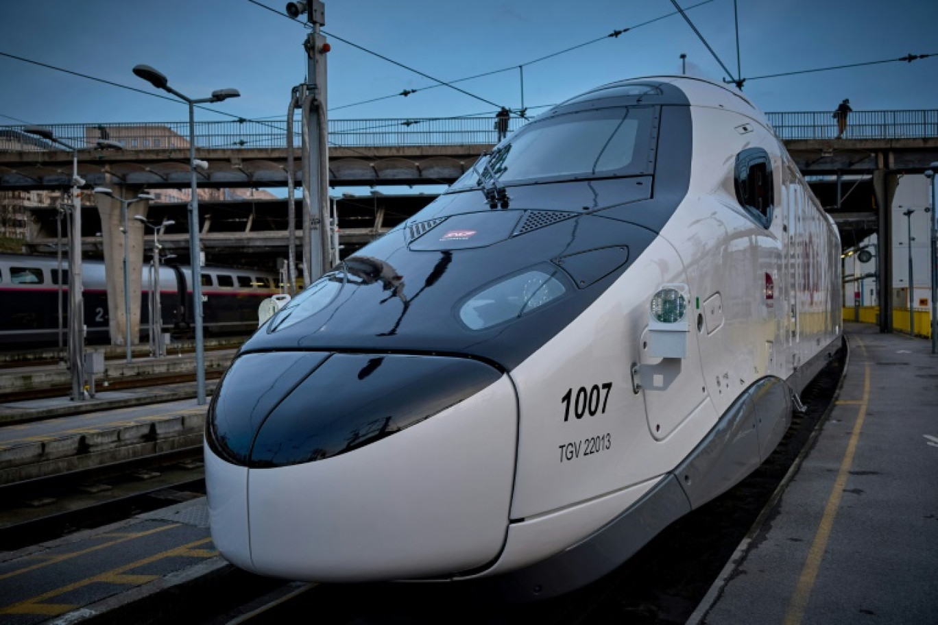 Le futur TGV M, construit par Alstom, qui sera mis en ligne le 1er juillet 2026 au lieu de début 2026, photographié à sa sortie d'un centre technique de la SNCF le 10 mars 2025 © Kiran RIDLEY