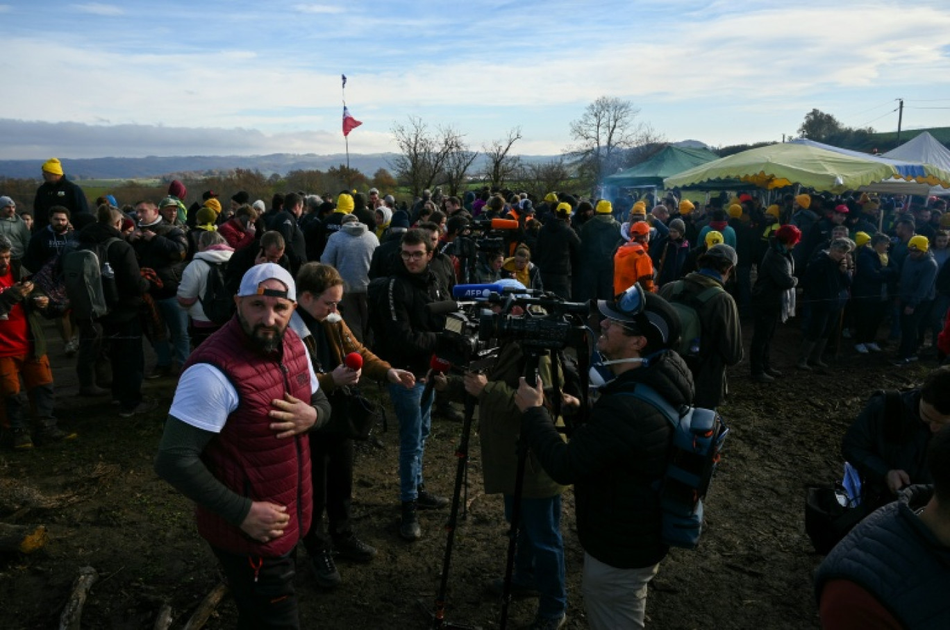 Le président de la Coordination rurale (CR) de l'Ariège, Sébastien Durand (g) et la figure régionale du mouvement de protestation agricole, Jérôme Bayle (2e g), participent à une manifestation d'agriculteurs pour empêcher l'abattage d'un troupeau de 200 vaches, suite à la détection de la dermatose nodulaire contagieuse (DNC) aux Bordes-sur-Arize, le 11 décembre 2025 en Ariège © Matthieu RONDEL