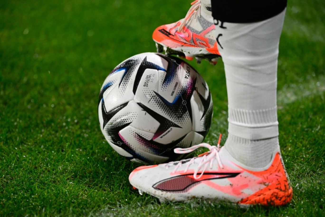 Les crampons d'un joueur et un ballon de football lors d'un match à Metz le 28 novembre 2025 © Jean-Christophe VERHAEGEN