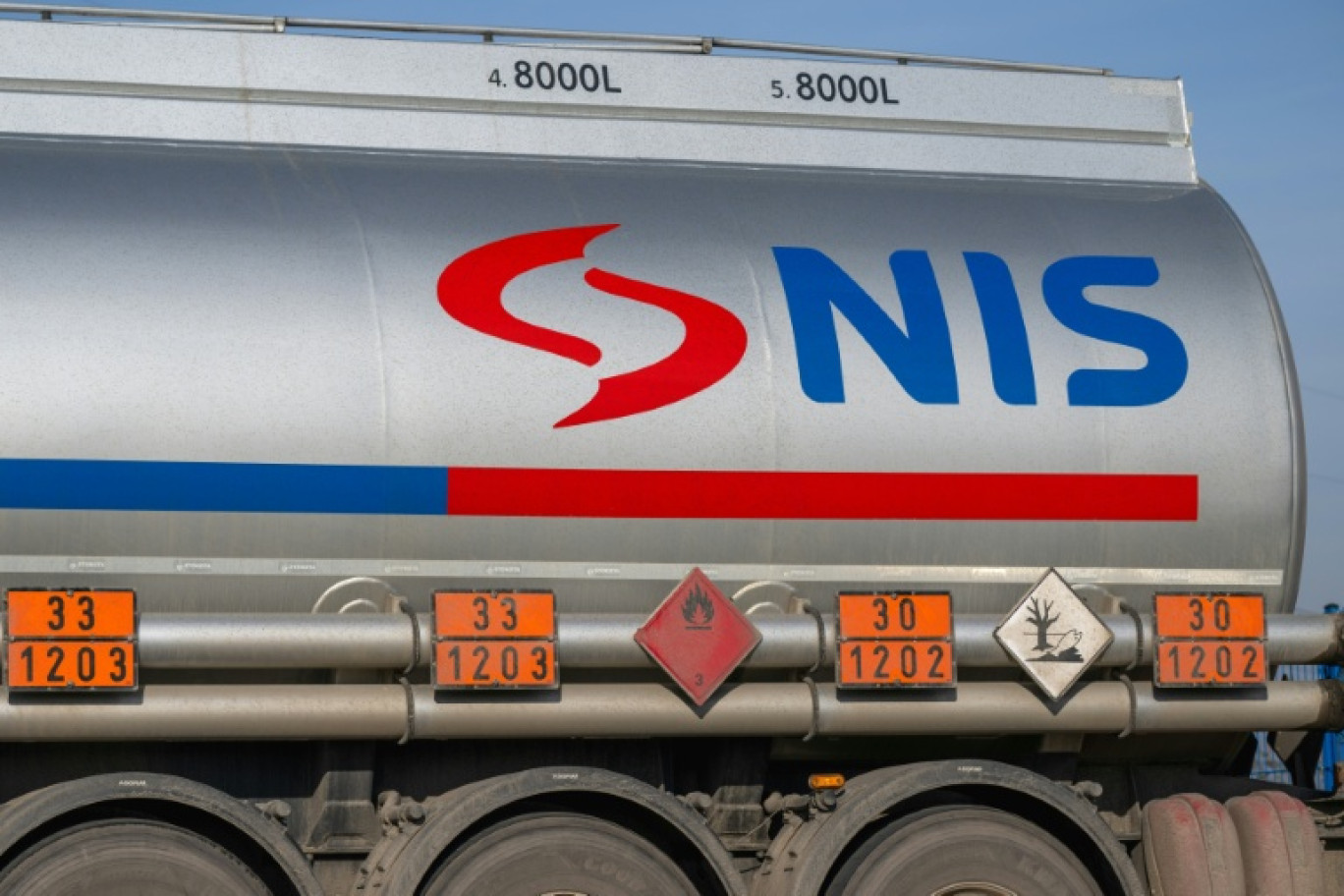 Camion-citerne à la raffinerie NIS à Pancevo le 10 décembre 2025. © Andrej ISAKOVIC