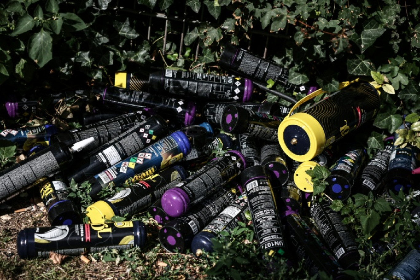 Des bouteilles de protoxyde d'azote, utilisé comme gaz hilarant, lors d'une opération de démantèlement d'un réseau de trafic de drogue, le 22 août 2025 à Melun, en Seine-et-Marne © Thibaud MORITZ