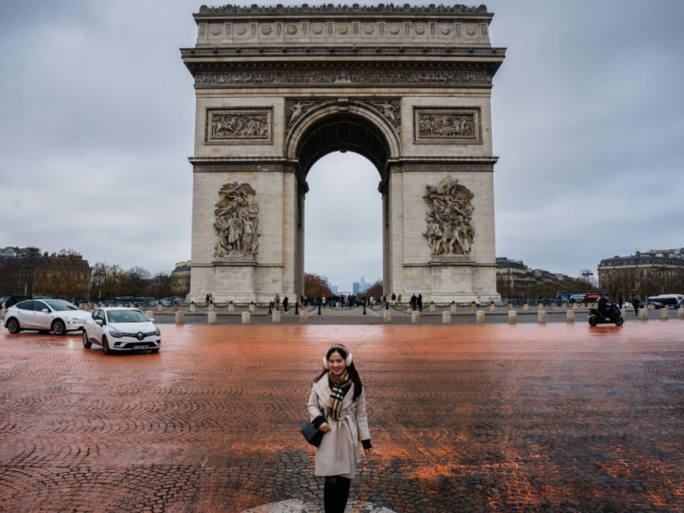 La place de l'Etoile à Paris a pris le 12 décembre 2025 une couleur orangée après avoir été aspergée de  peinture par des militants écologistes dénonçant le peu d'avancées, 10 ans après l'Accord de Paris sur le climat © Dimitar DILKOFF