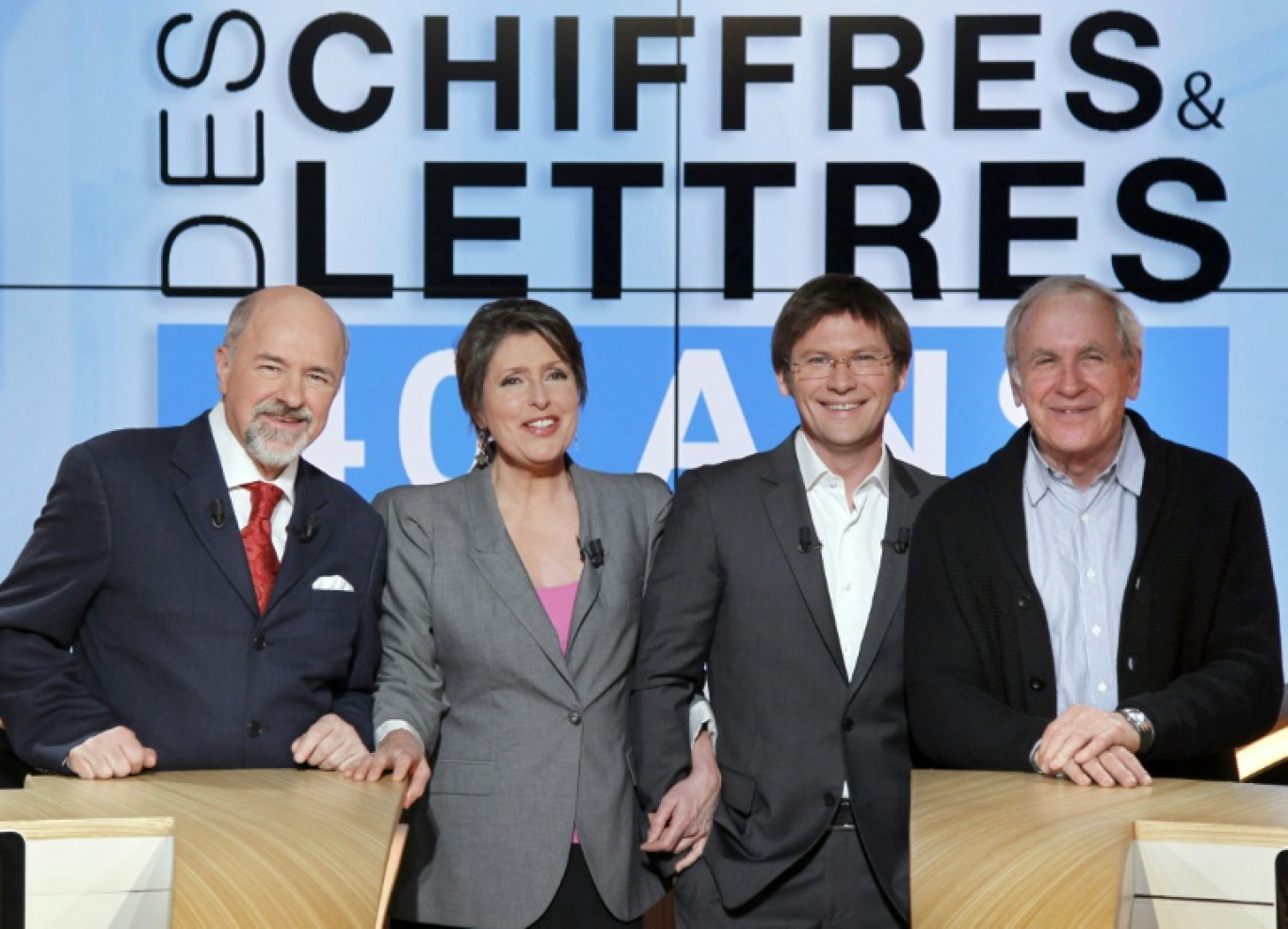 Les animateurs "Des chiffres et des lettres" Arielle Boulin-Prat, Bertrand Renard et Laurent Romejko, avec l'ancien présentateur de l'émission et producteur Patrice Laffont, le 16 février 2012 au siège de France Télévision à Paris © FRANCOIS GUILLOT