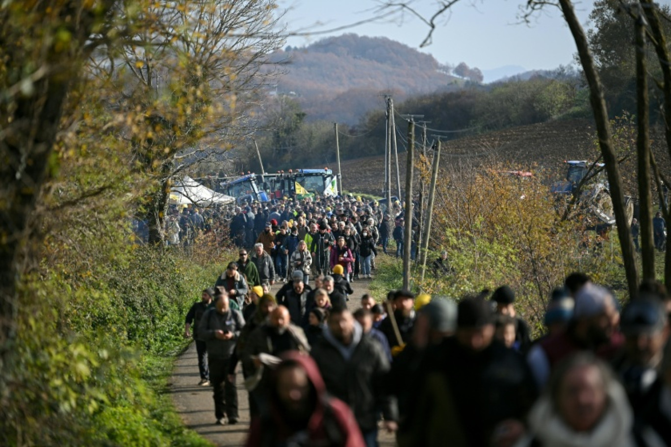 Des gendarmes à proximité d'un rassemblement d'agriculteurs pour empêcher l'abattage d'un troupeau de 200 vaches parmi lesquelles un cas de dermatose nodulaire contagieuse (DNC) a été détecté à Les-Bordes-sur-Arize, le 11 décembre 2025 en Ariège © Matthieu RONDEL