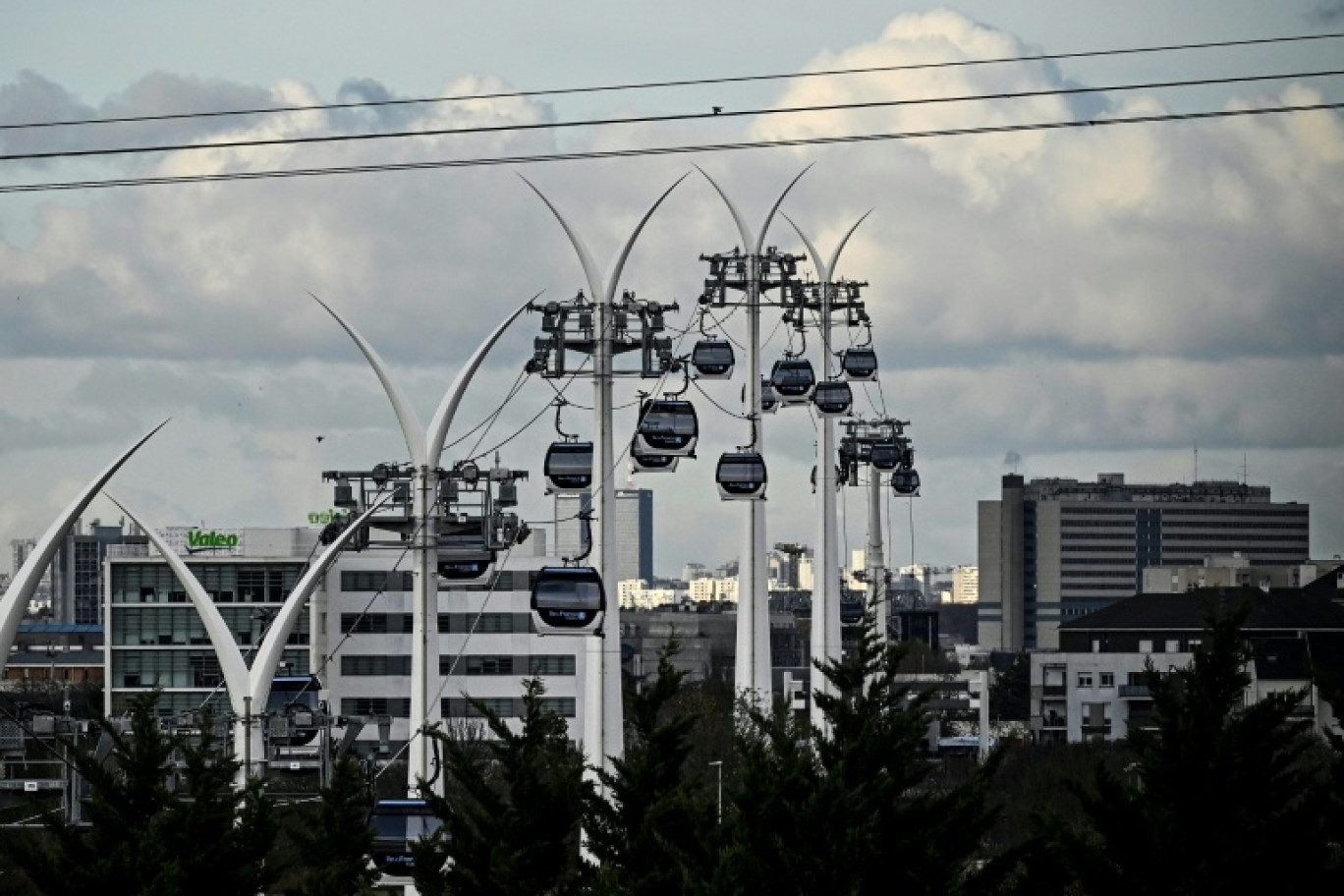 Les cabines du premier téléphérique urbain d'Île-de-France, le C1, à Limeil-Brévannes, dans le Val-de-Marne, le 20 novembre 2025 © JULIEN DE ROSA