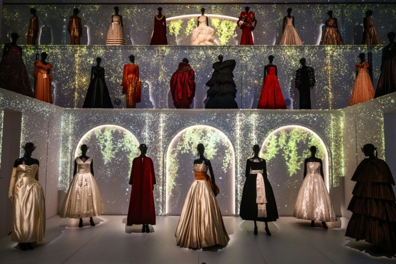 Des robes de Christian Dior présentées à l'exposition "La collection Dior d'Azzedine Alaïa" à la Galerie Dior à Paris, le 9 décembre 2025 © Dimitar DILKOFF