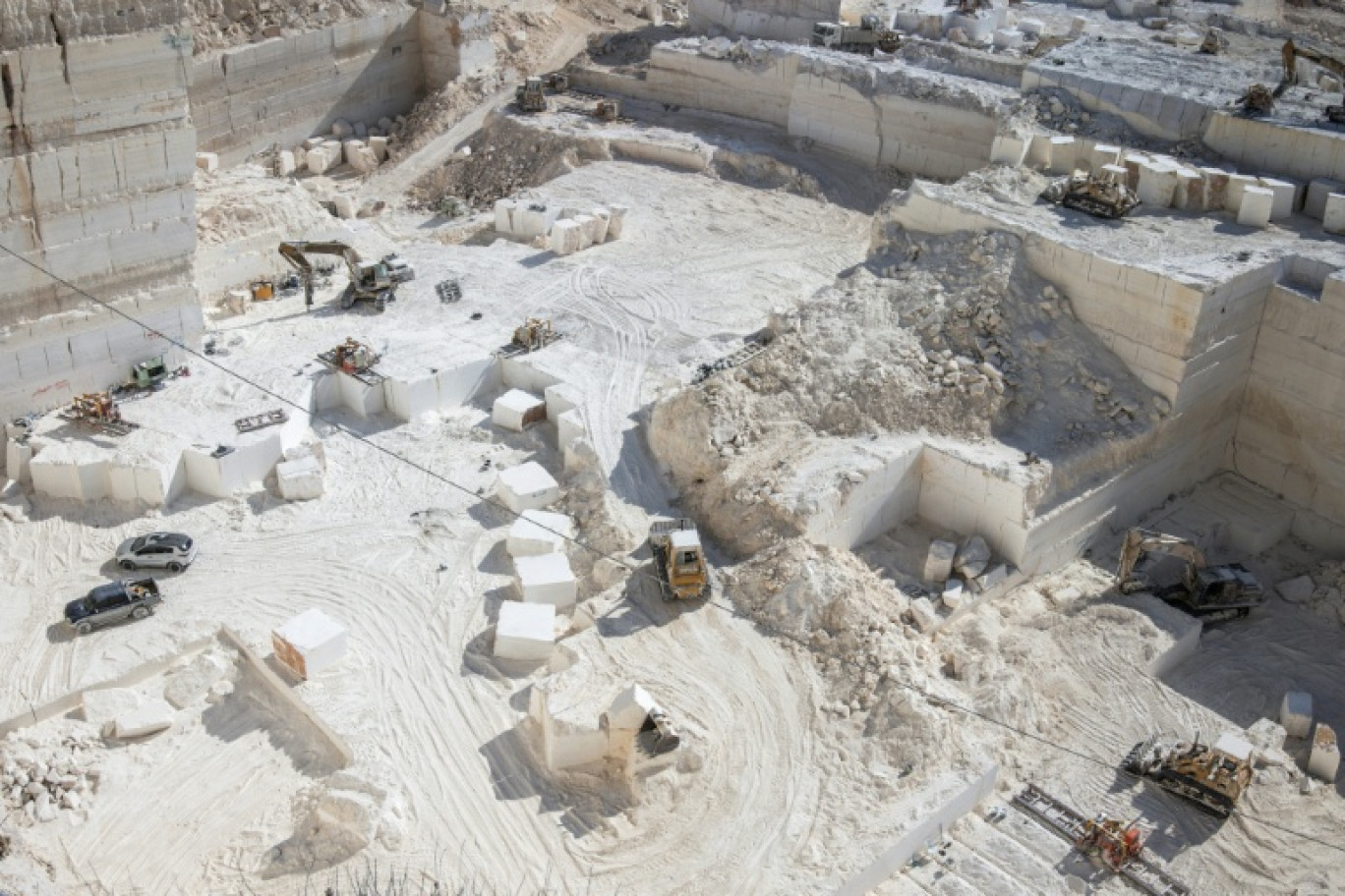 Des ouvriers taillent de gros blocs de calcaire, dans une carrière à Saïr, près d'Hébron, en Cisjordanie occupée par Israël, le 10 novembre 2025 © JOHN WESSELS