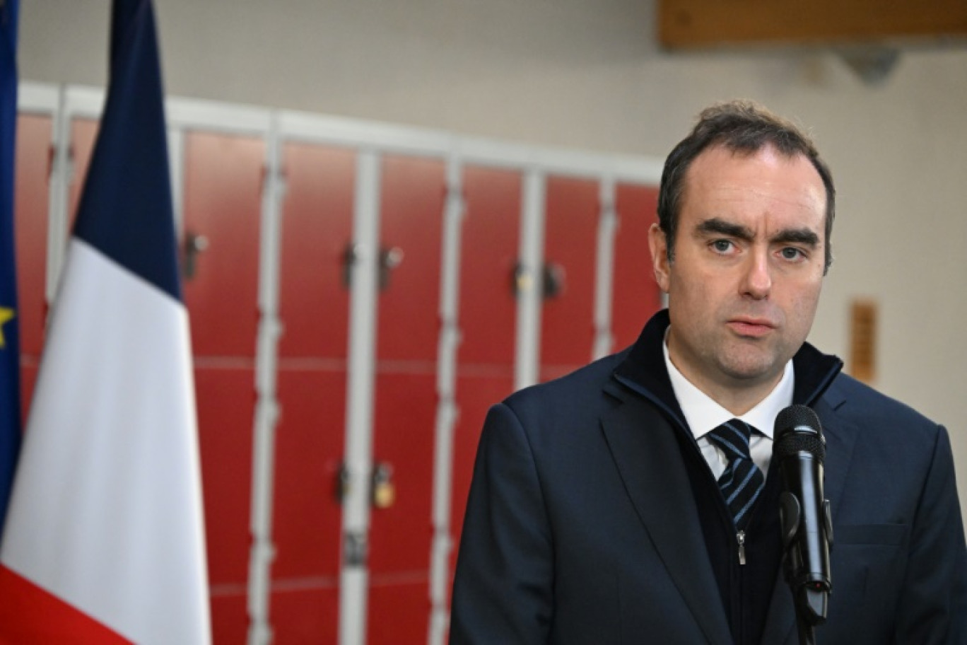 Le Premier ministre français Sébastien Lecornu lors de l'inauguration de l'école Aurélie Aubert à Rugles (Eure), le 12 décembre 2025 © Emma Da Silva