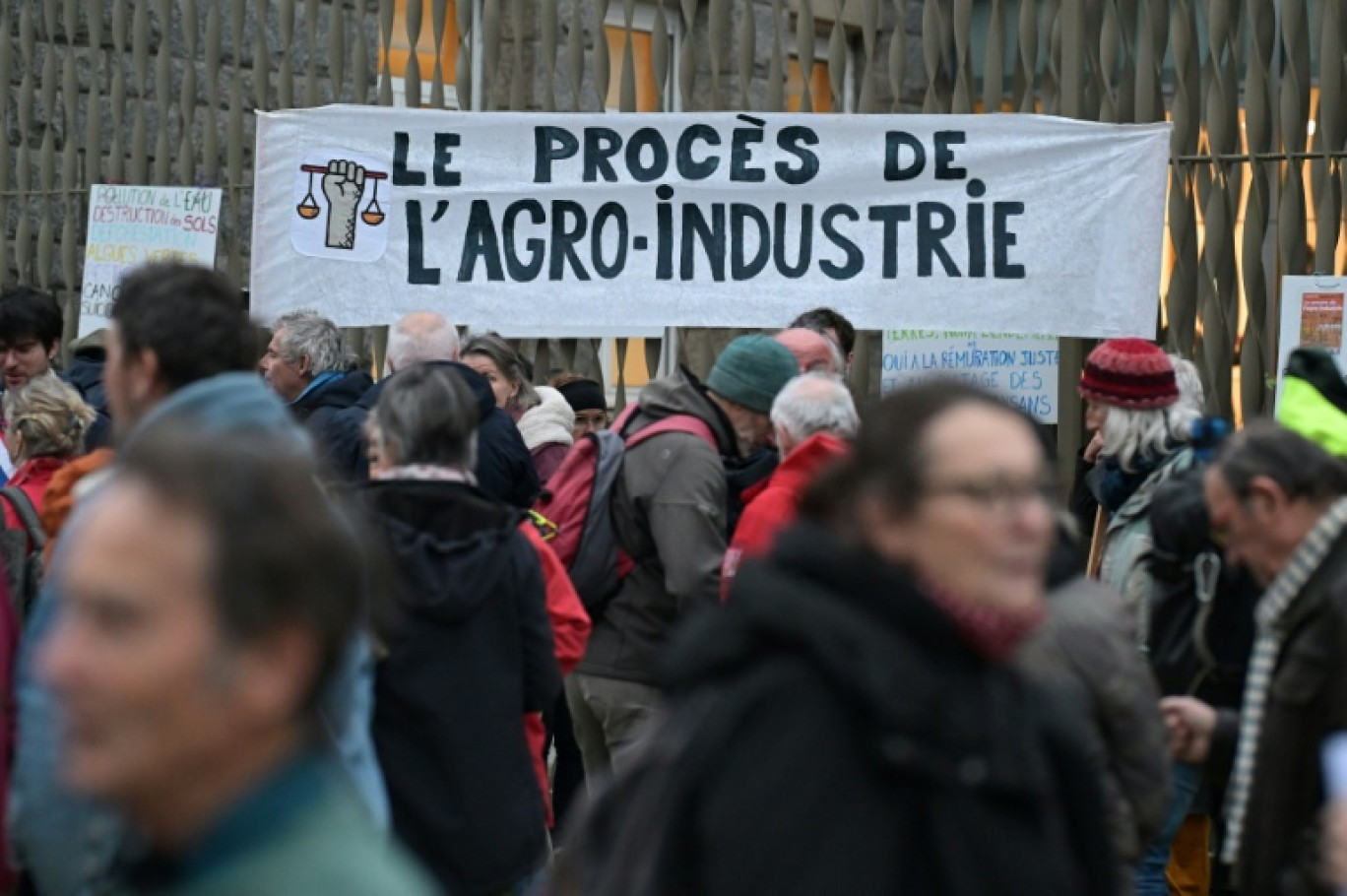 Rassemblement devant le tribunal de Lorient avant le procès de 12 militants écologistes du collectif "Bretagne contre l'élevage industriel" pour avoir bloqué un train de marchandises, le 15 décembre 2025 © Damien MEYER
