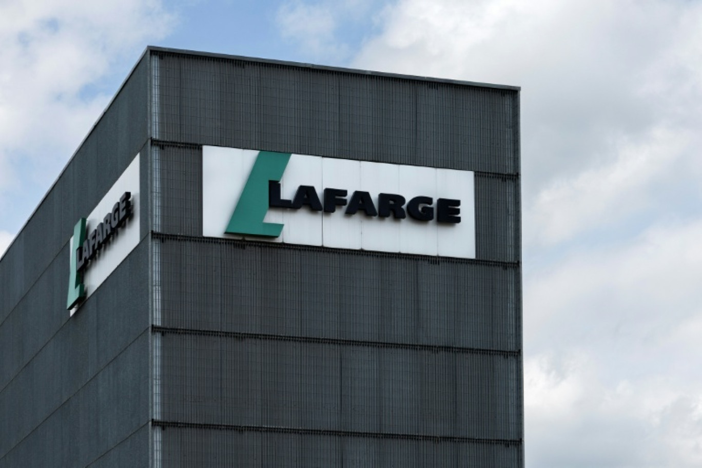 Le logo de l'entreprise Lafarge sur un bâtiment d'une usine de ciment dans le nord de Paris, le 14 avril 2025 © Sébastien DUPUY