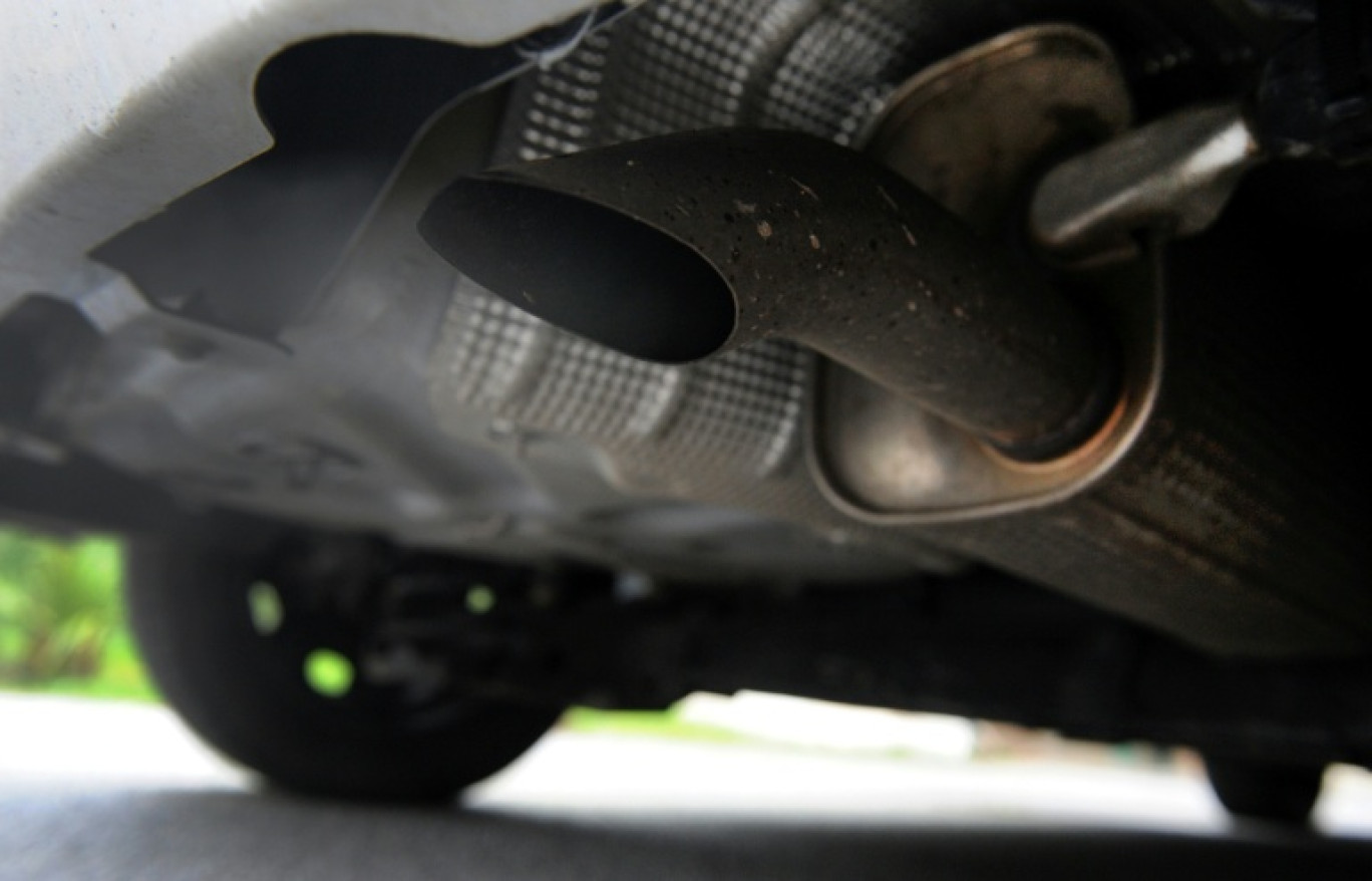 La Commission européenne devrait assouplir mardi l'interdiction des voitures neuves à moteur essence ou diesel en 2035 © Fred TANNEAU