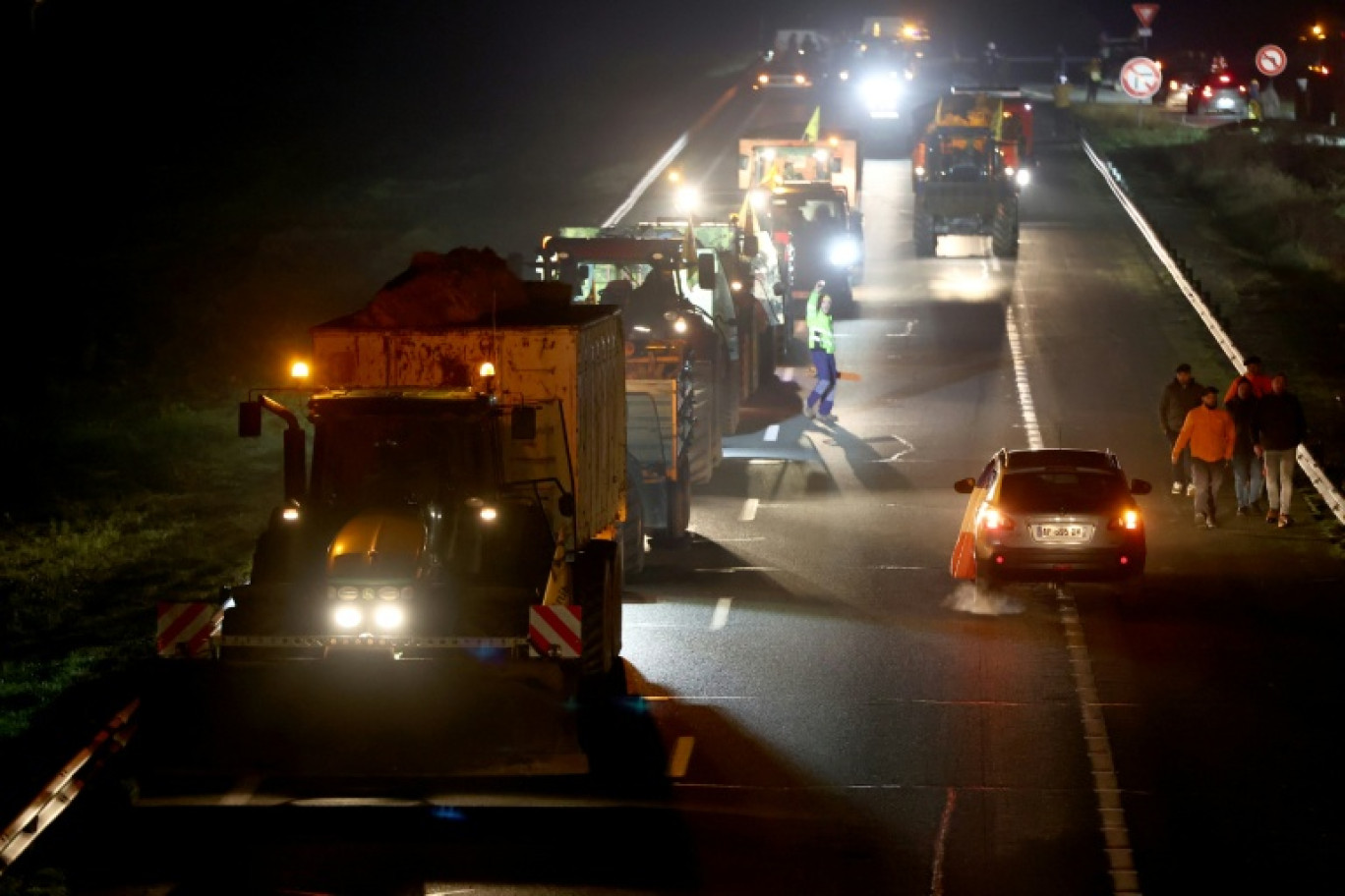 Des agriculteurs bloquent l'autoroute A63 pour protester contre les mesures sanitaires mises en place pour éradiquer la dermatose nodulaire contagieuse qui affecte les bovins, le 14 décembre 2025 à Cestas, près de Bordeaux, en Gironde © ROMAIN PERROCHEAU