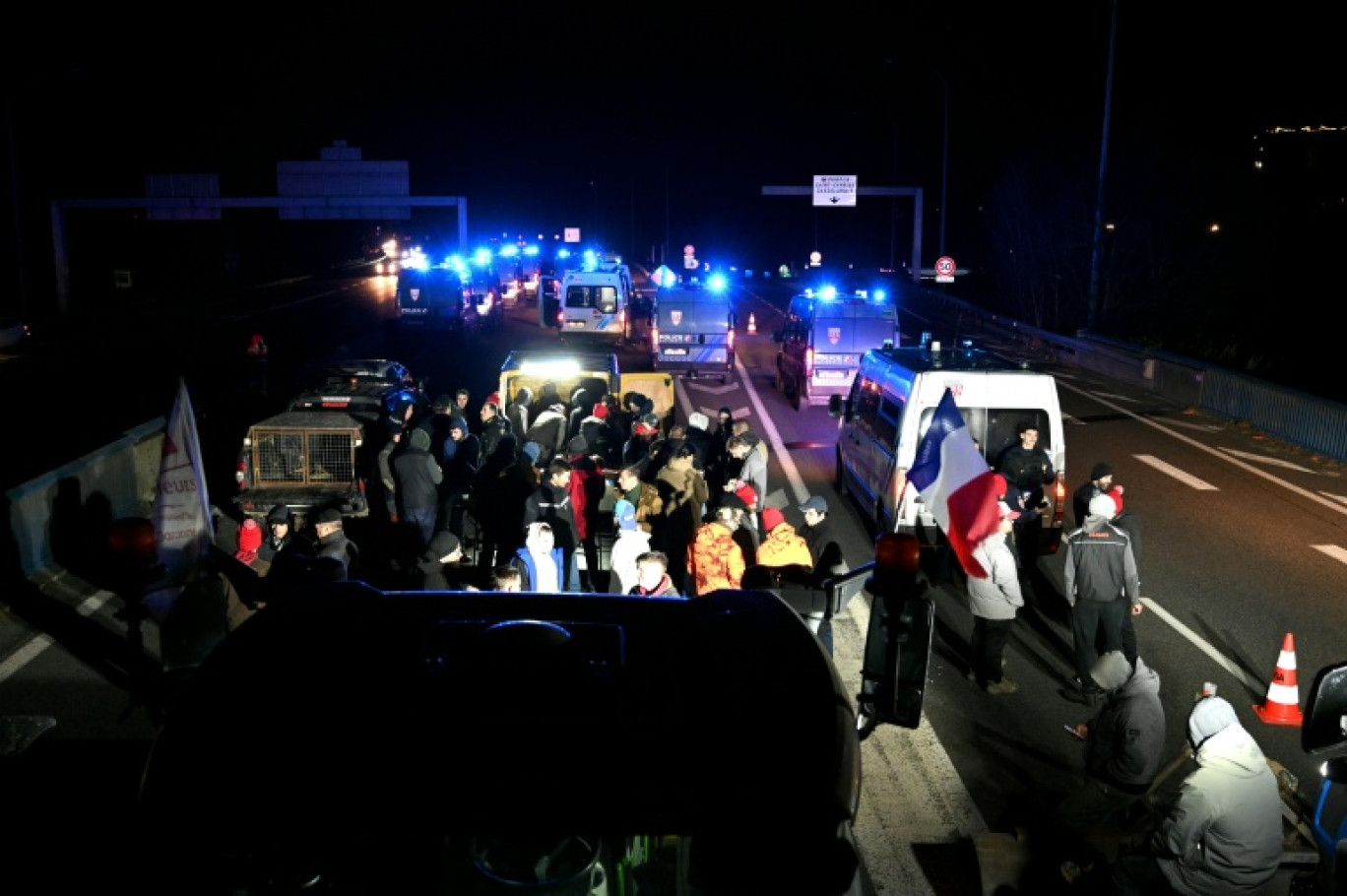 Manifestation d'agriculteurs dans la nuit du 15 au 16 décembre 2025 sur une rocade près de Toulouse © Matthieu RONDEL