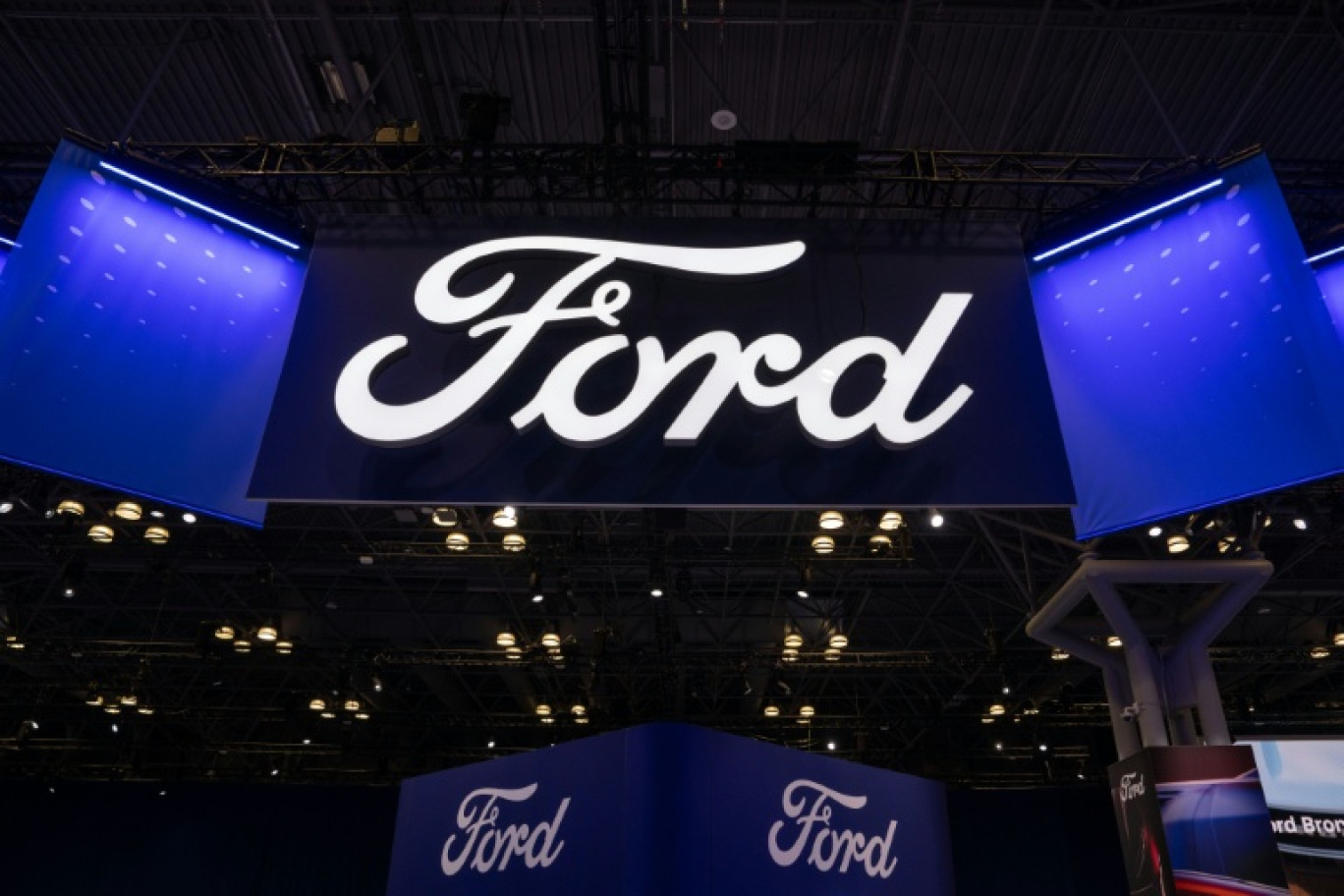 Le logo Ford, au salon de l'Auto le 16 avril 2025 à New York. © Adam Gray