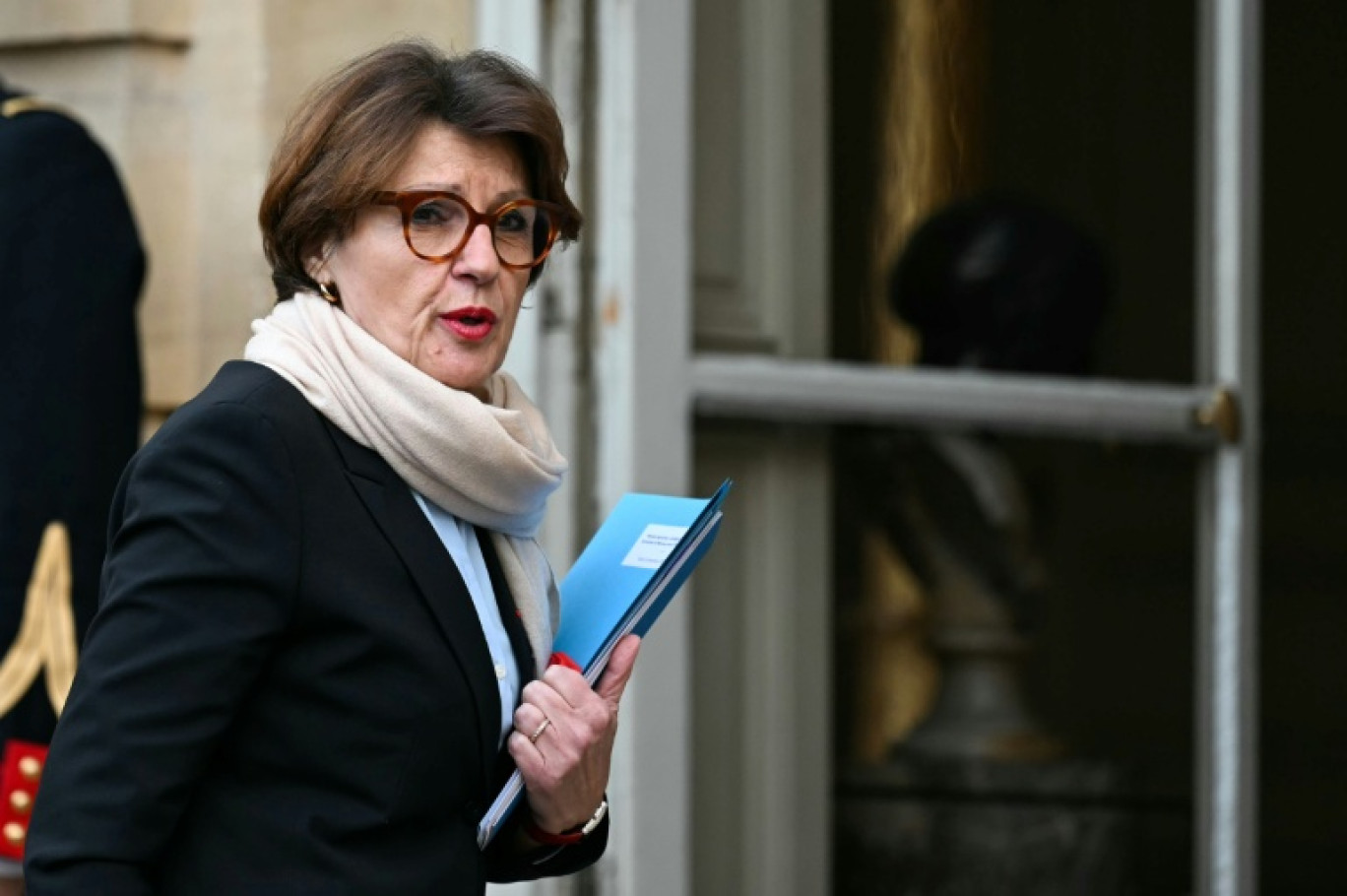 La ministre de l'Agriculture Annie Genevard arrive à Matignon pour une réunion avec le Premier ministre Sébastien Lecornu sur le Mercosur et la crise de la dermatose, le 16 décembre à Paris © Blanca CRUZ