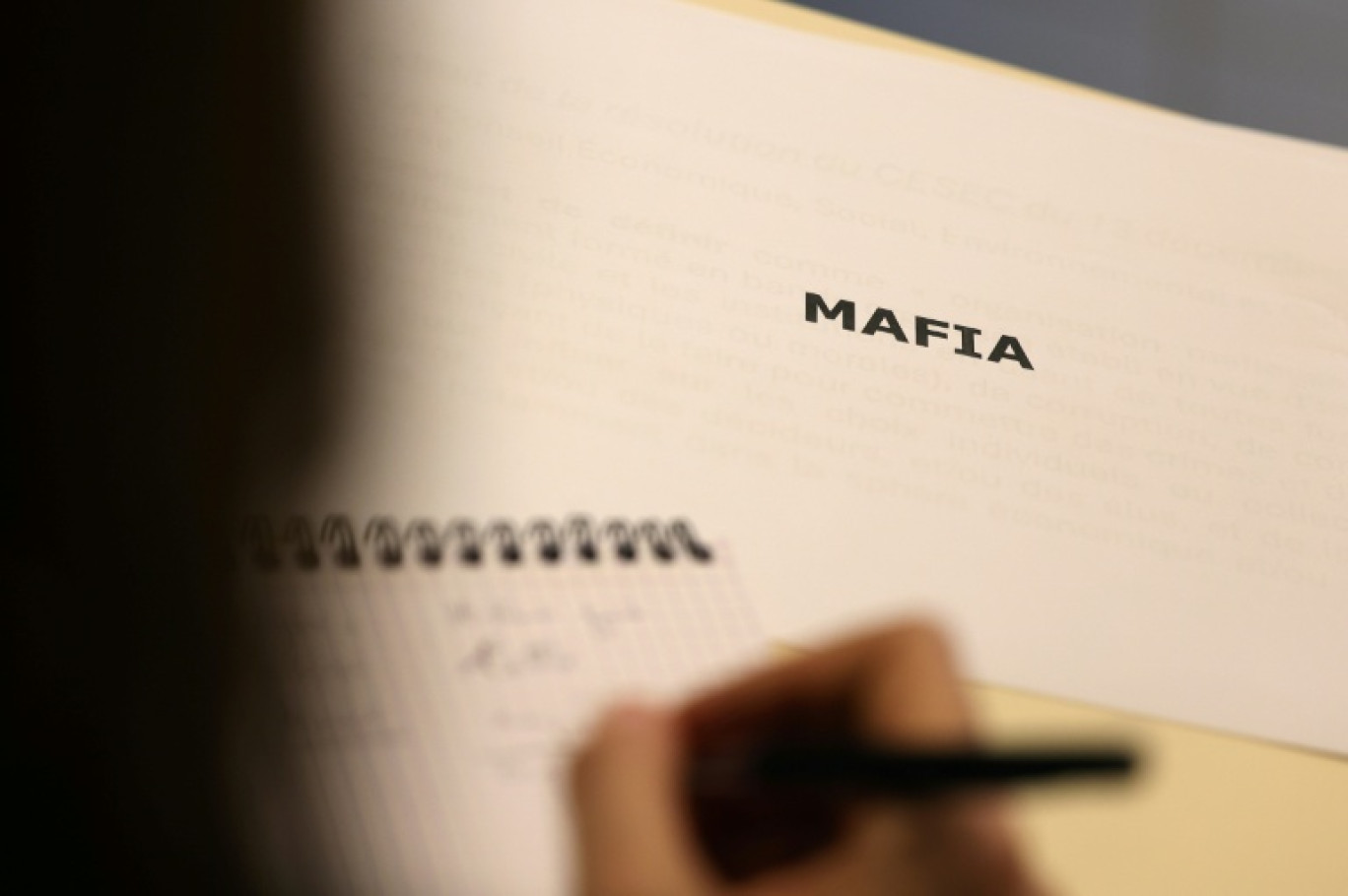 Un journaliste prend des notes au cours de la présentation d'un parcours pédagogique inédit de sensibilisation de collégiens aux pratiques mafieuses, à Ajaccio, le 16 décembre 2025 © Pascal POCHARD-CASABIANCA