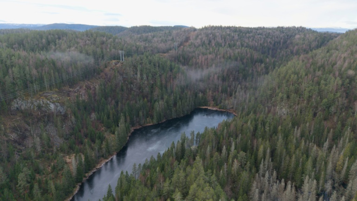 Vue aérienne du site norvégien de Fensfeltet abritant quelque 8,8 millions de tonnes de terres rares à Ulefoss, au sud-ouest d'Oslo, le 11 décembre 2025 © Sulejman Alihodzic
