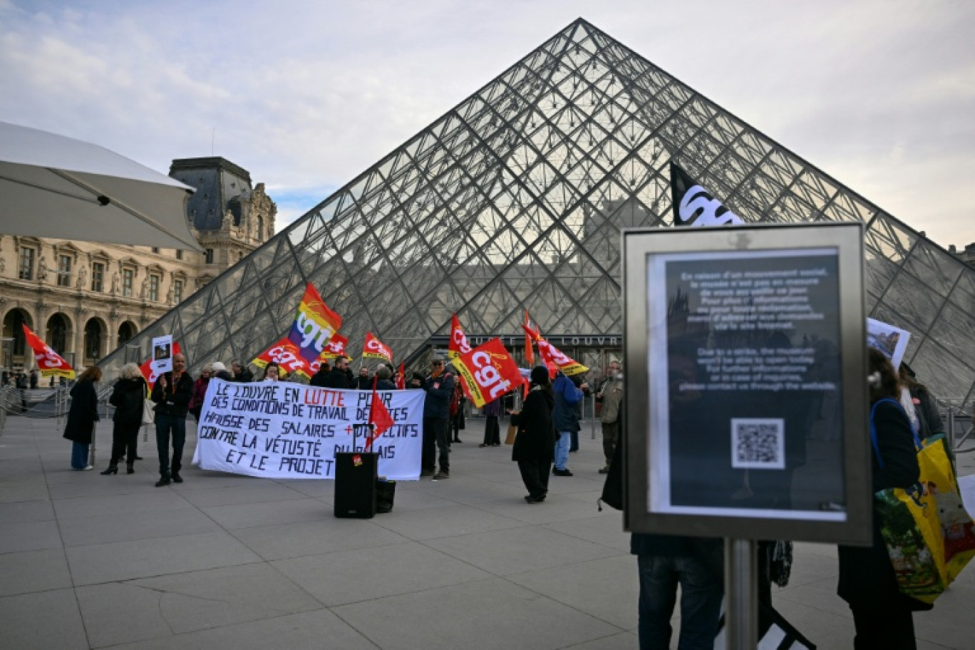 Des membres du syndicat CGT manifestent devant l'entrée du Louvre, à Paris, le 15 décembre 2025 © Blanca CRUZ