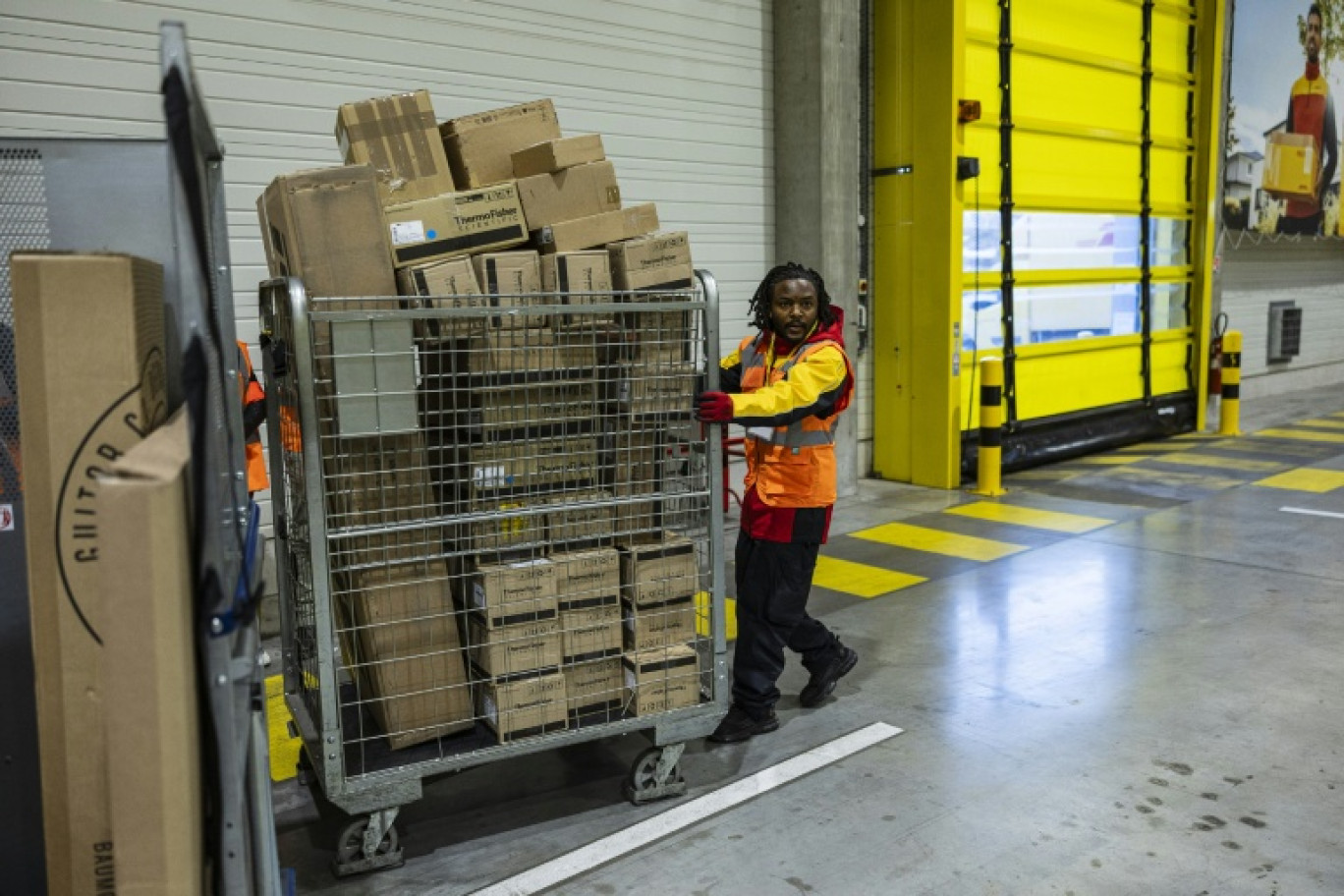 Un employé pousse un conteneur de colis dans un entrepôt à Lesquin, près de Lille, le 12 novembre 2025 © Sameer Al-DOUMY