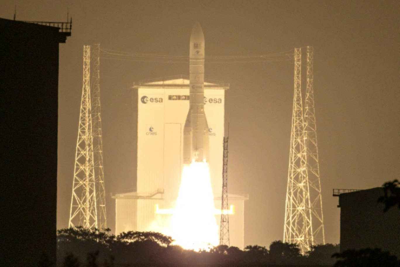 Ariane 6 décolle du centre spatial de Kourou, en Guyane française, avec deux satellites du programme européen Galileo, le 17 décembre 2025 © Ronan LIETAR