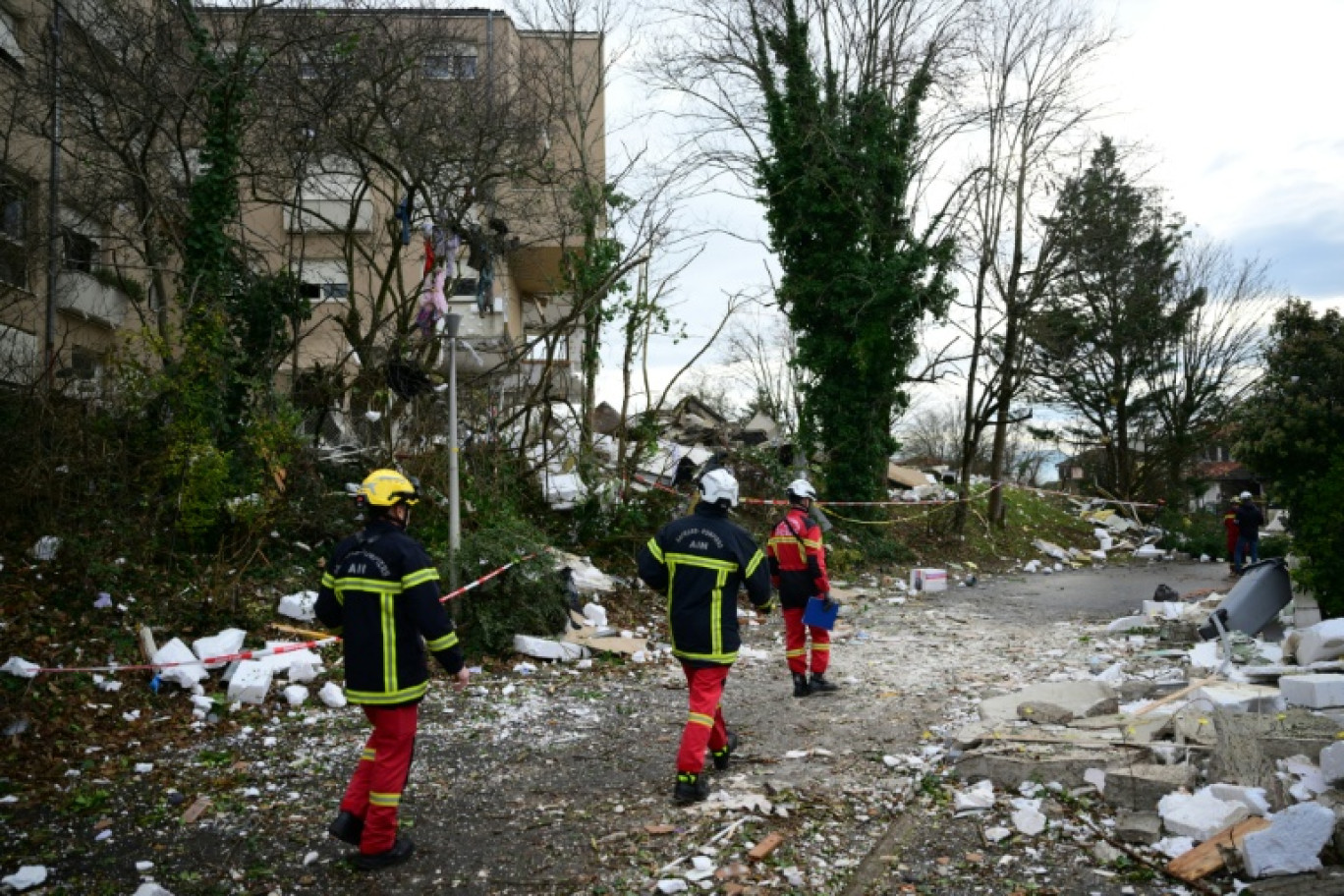 Des pompiers sur les lieux d'une explosion dans un immeuble résidentiel à Trévoux, dans l'Ain, le 16 décembre 2025 © Olivier CHASSIGNOLE
