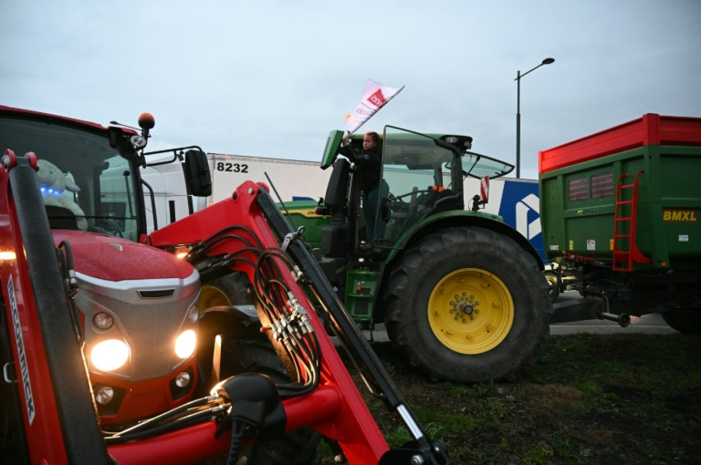Des tracteurs de l'organisation des Jeunes agriculteurs bloquent un rond-pont près de l'auroute  A61 à Castelnaudary dans le sud-ouest de la France le 17 décembre © Matthieu RONDEL