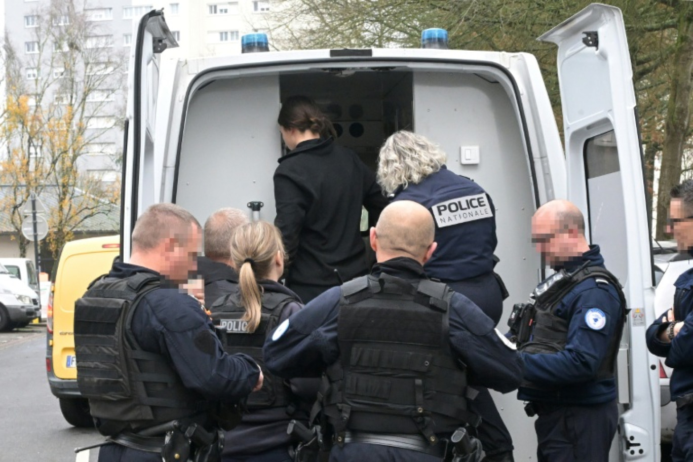 Une jeune femme soupçonnée de trafic de stupéfiants est arrêtée et placée dans un fourgon de police lors d'une opération de sécurité dans un quartier de Nantes, le 17 décembre 2025 © Damien MEYER