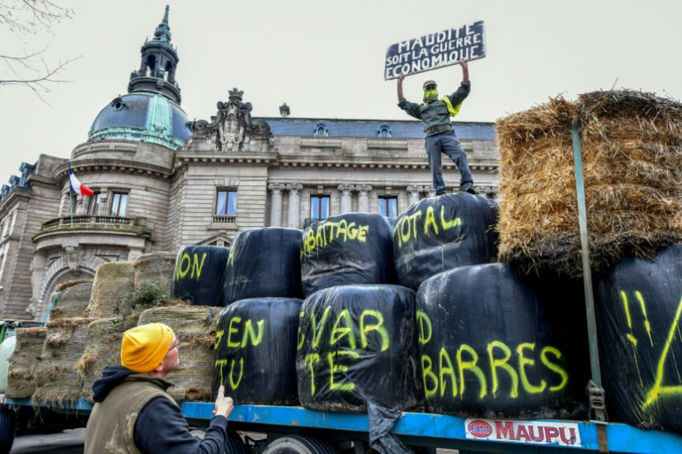 "Maudite soit la guerre économique" peut-on lire sur une pancarte lors d'une manifestation d'agriculteurs devant la préfecture de la Haute-Vienne, à Limoges, le 17 décembre 2025 © Pascal LACHENAUD
