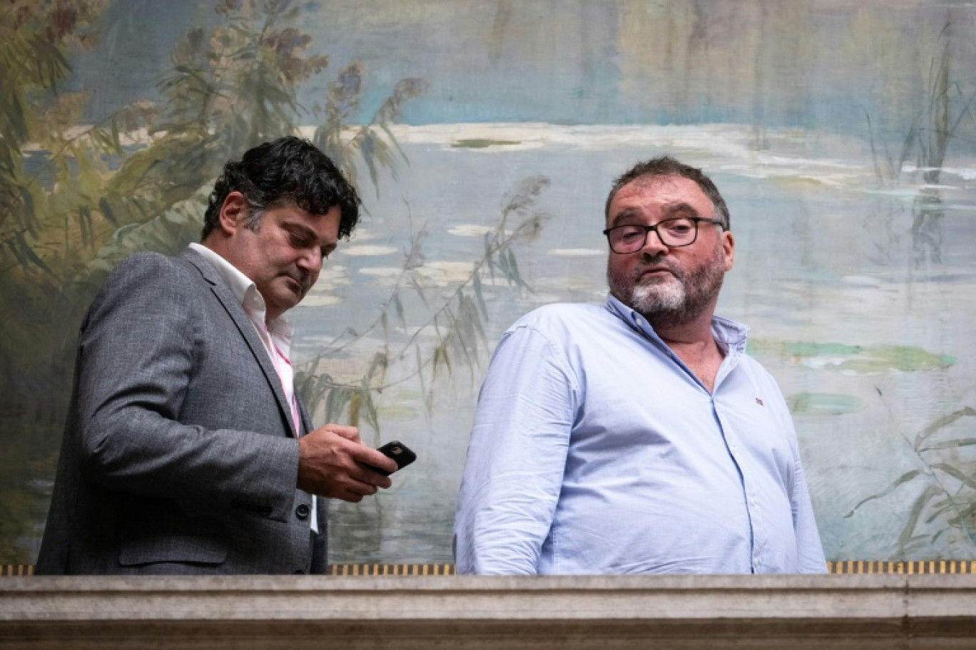 L'ancien anesthésiste français Frédéric Péchier (à droite) aux côtés de son avocat Randall Schwerdorffer pendant une pause lors de la première journée de son procès, au tribunal de Besançon, dans le nord-est de la France, le 8 septembre 2025 © SEBASTIEN BOZON