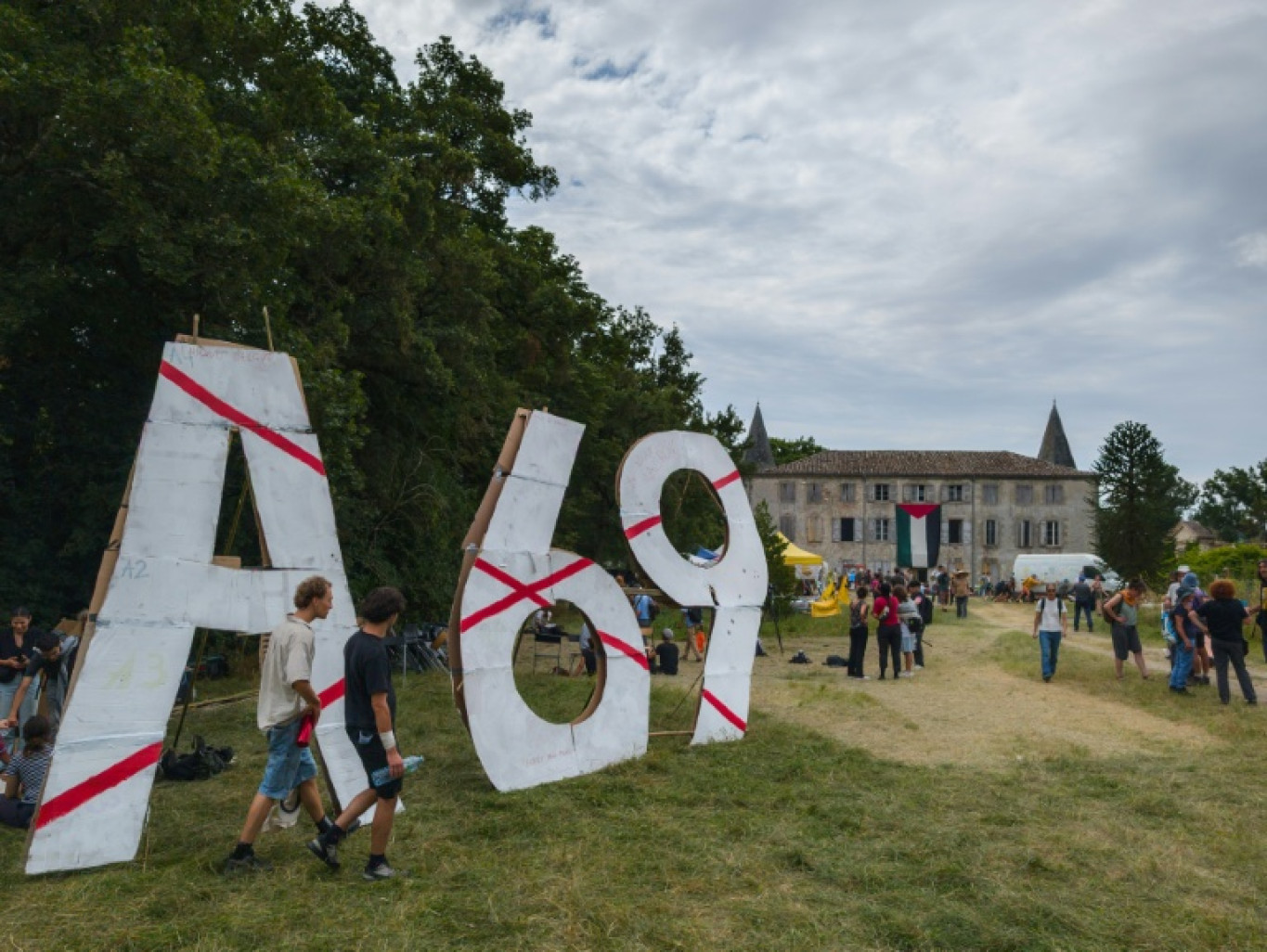 Un campement d'opposants à l'A69, au château de Scopont près de Morens-Scopont (Tarn), le 5 juillet 2025 © Ed JONES