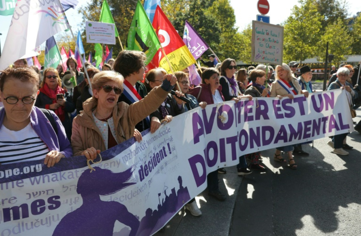 "L'avortement est un droit fondamental" proclame cette banderole tenue par des femmes lors d'une manifestation le 28 septembre 2025 à Paris à l'occasion de la journée mondial pour le droit à l'avortement © Thomas SAMSON