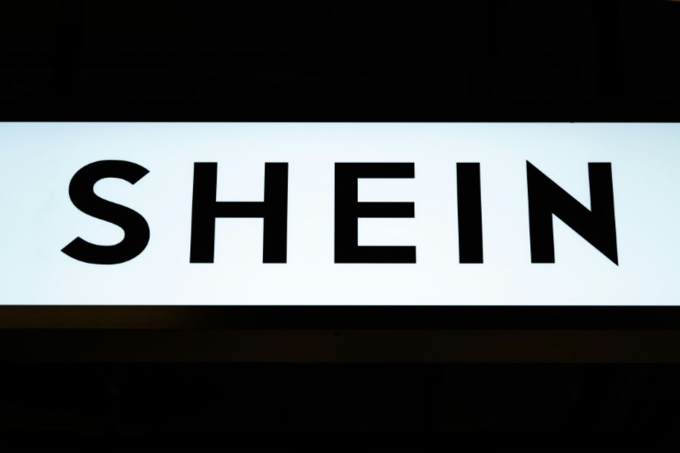 Le logo de Shein au Bazar de l'Hôtel de Ville à Paris, le 4 novembre 2025 © Julie SEBADELHA