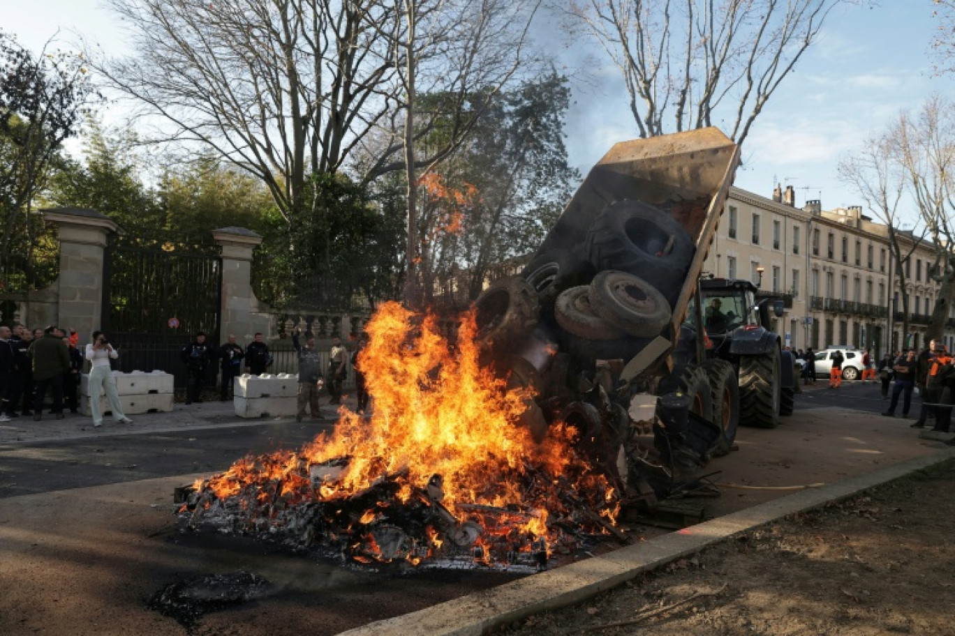 Des agriculteurs et des membres de syndicats agricoles devant la préfecture de l'Aude, à Carcassonne, le 17 décembre 2025 © Valentine CHAPUIS