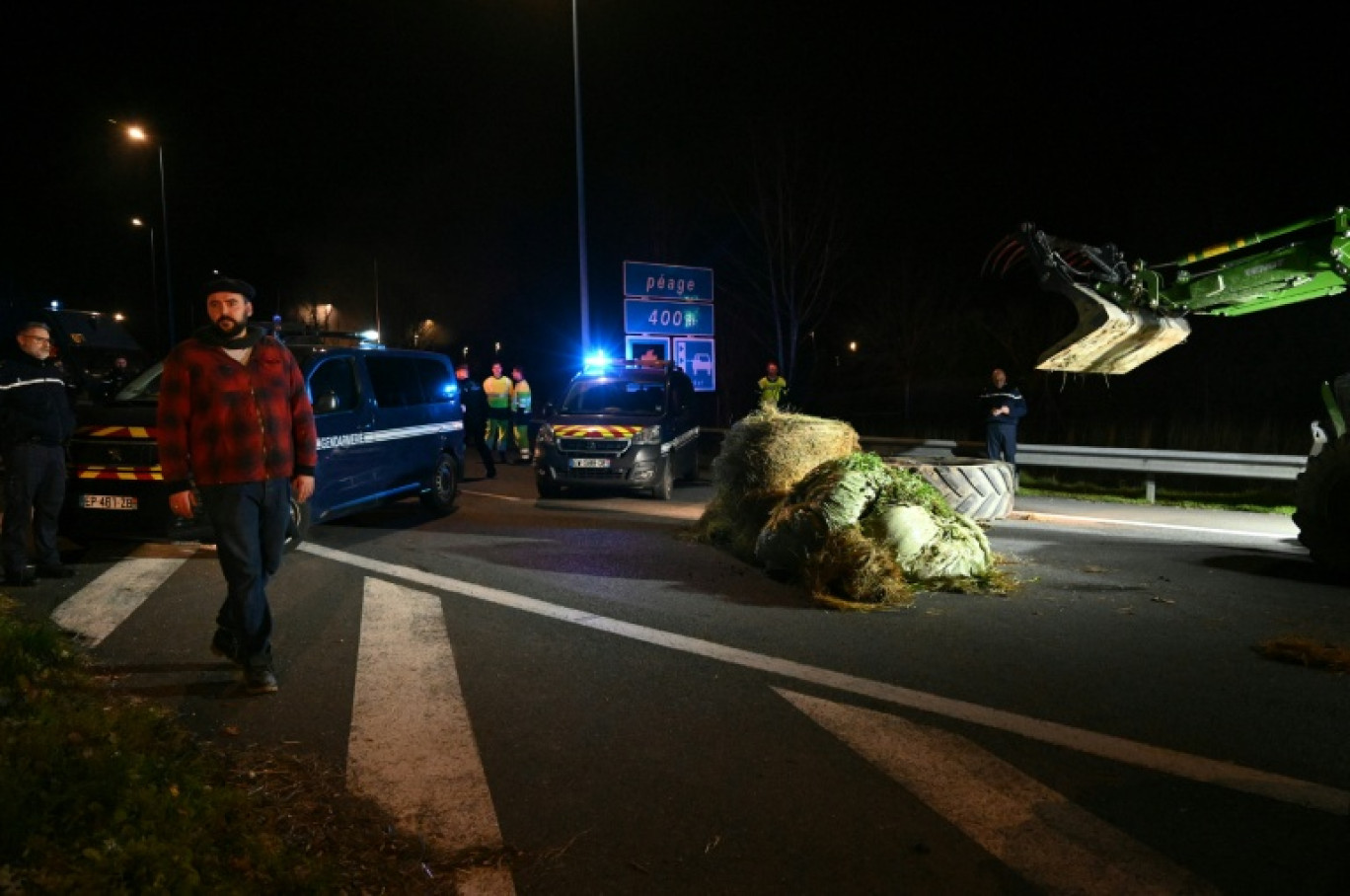 Pierre Guillaume Mercadal (L), leader  de la Coordination rurale de Tarn-et-Garonne (CR 82), participe au blocage de l'A20 près de Montauban, le 18 décembre 2025 © Matthieu RONDEL