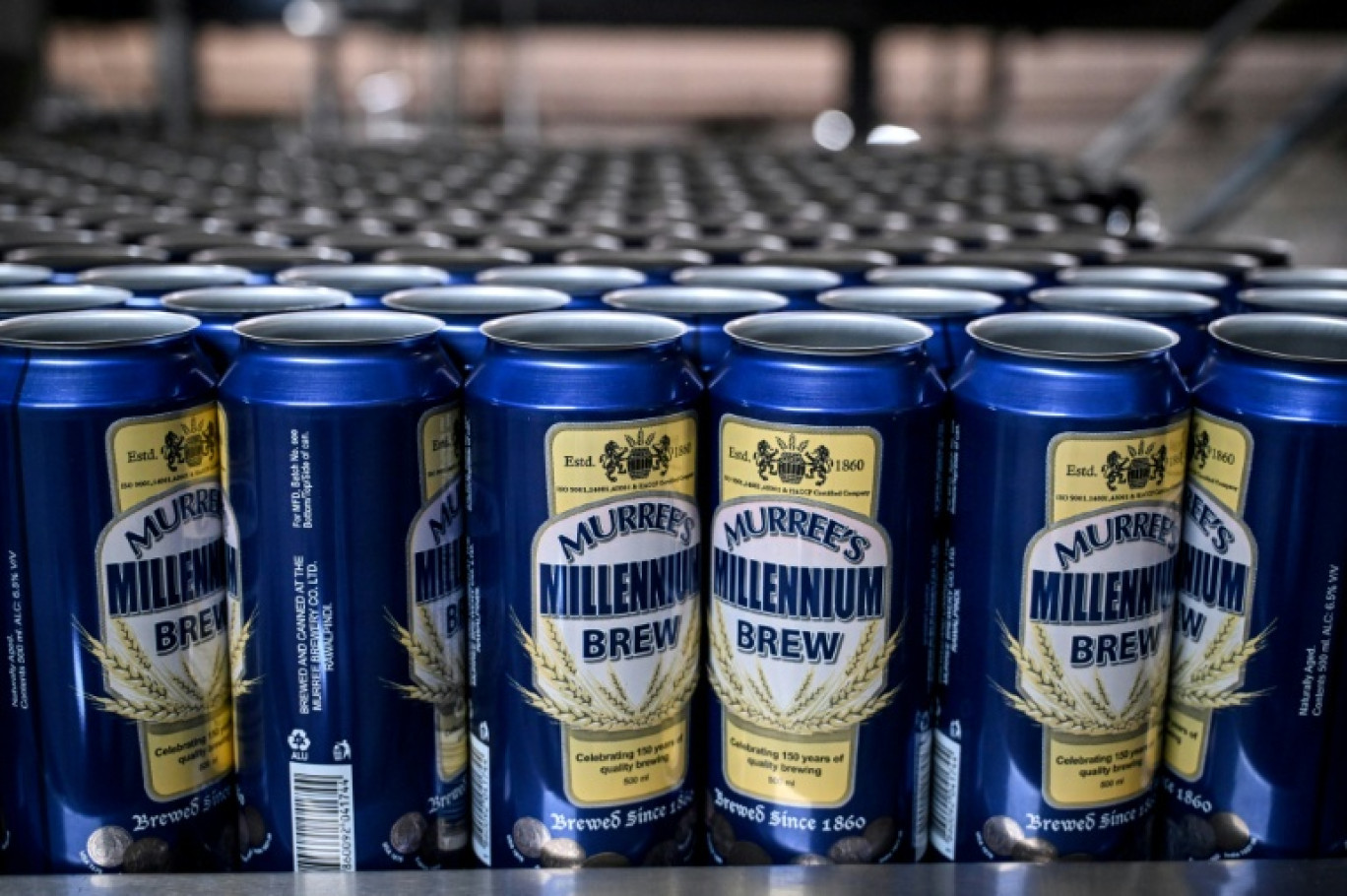 Des canettes de bière sur la ligne de production de la brasserie Murree, le 17 décembre 2025, à Rawalpindi, au Pakistan © Farooq NAEEM