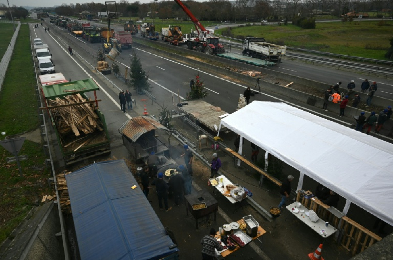 Barrage des agriculteurs sur l'autoroute A64 à Carbonne, en Haute-Garonne, le 19 décembre 2025 © Matthieu RONDEL