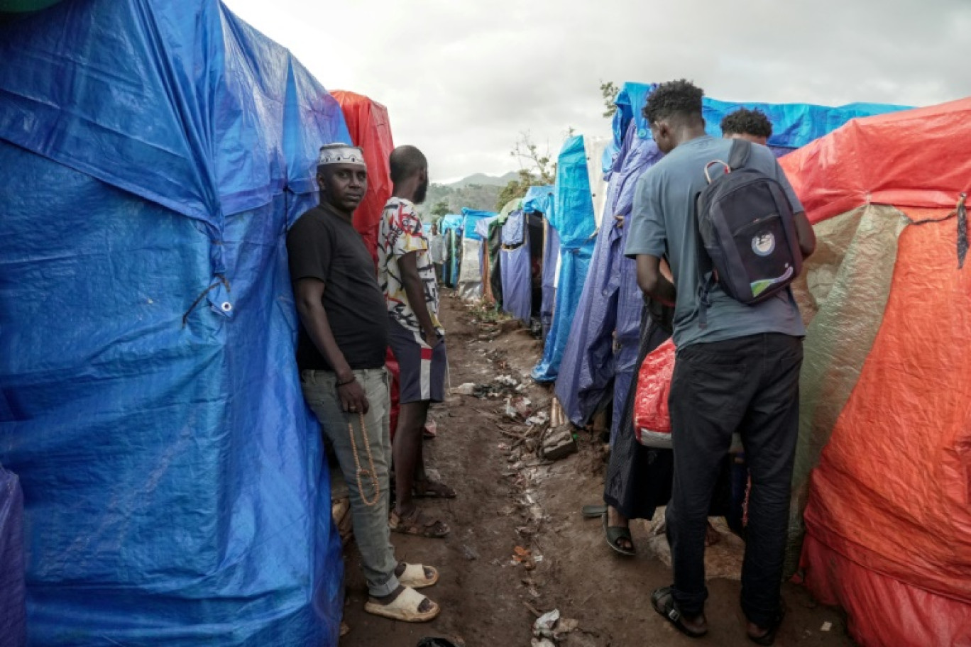 Des migrants africains dans le camp de Tsoundzou 2, à Mamoudzou, sur l'île française de Mayotte © Marine GACHET