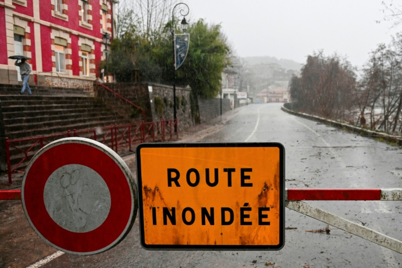 Un panneau "route inondée" à Laroque, le 22 décembre 2025 dans l'Hérault © Sylvain THOMAS