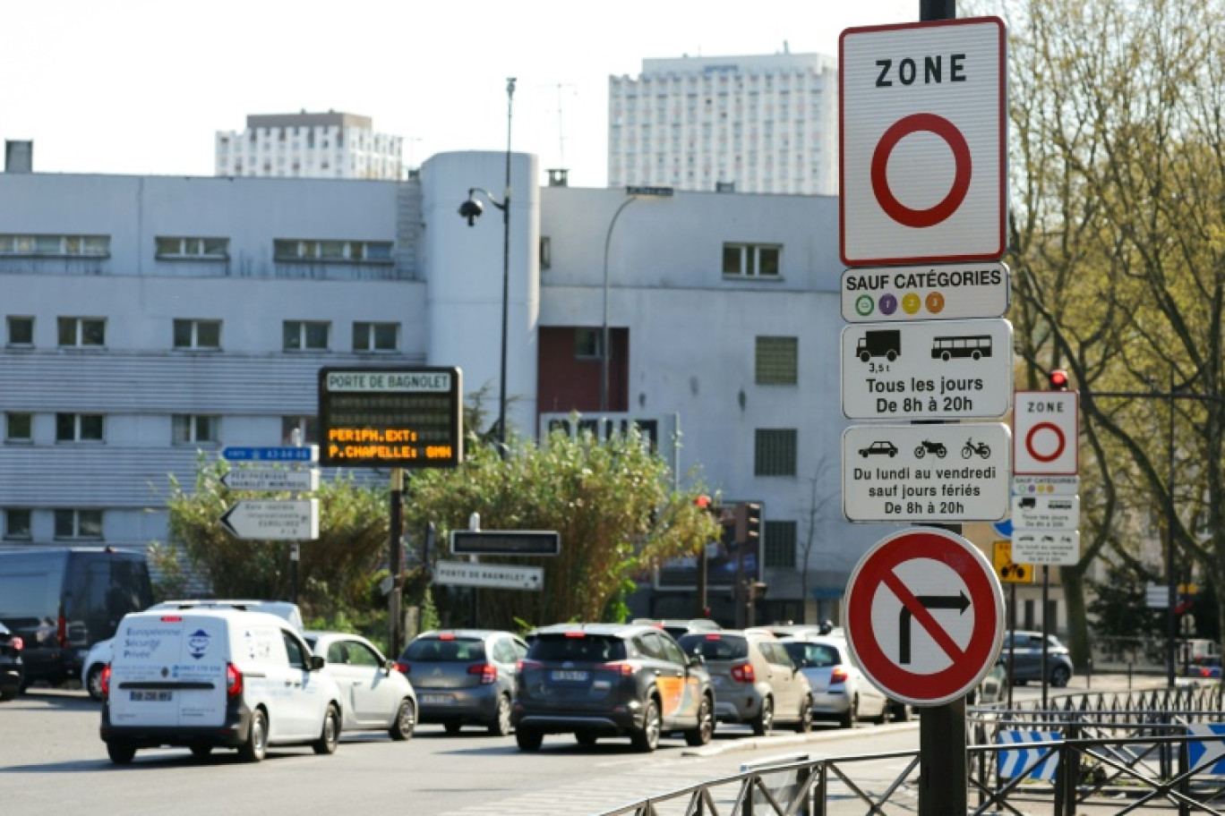 Un panneau de signalisation de zone à faibles émissions (ZFE), le 5 avril 2025 à Paris © Thomas SAMSON