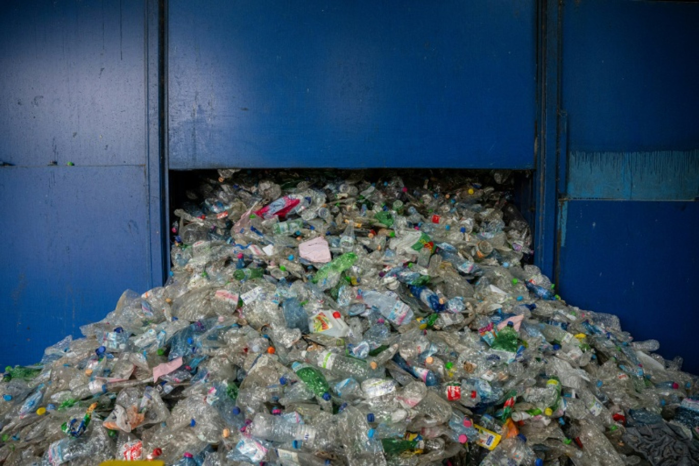 Des bouteilles en plastique dans une usine de recyclage à Corfou, en Grèce, le 15 octobre 2025 © Angelos TZORTZINIS