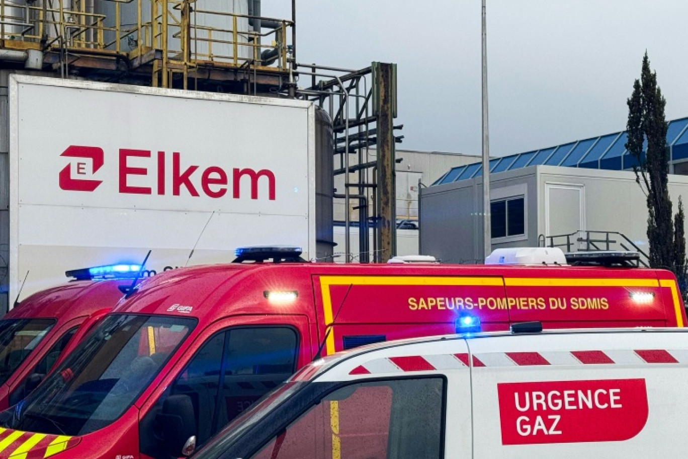 Des camions de pompiers devant l'usine chimique Elkem Silicones, après une explosion, le 22 décembre 2025 à Saint-Fons, dans le Rhône © Manon BILLING
