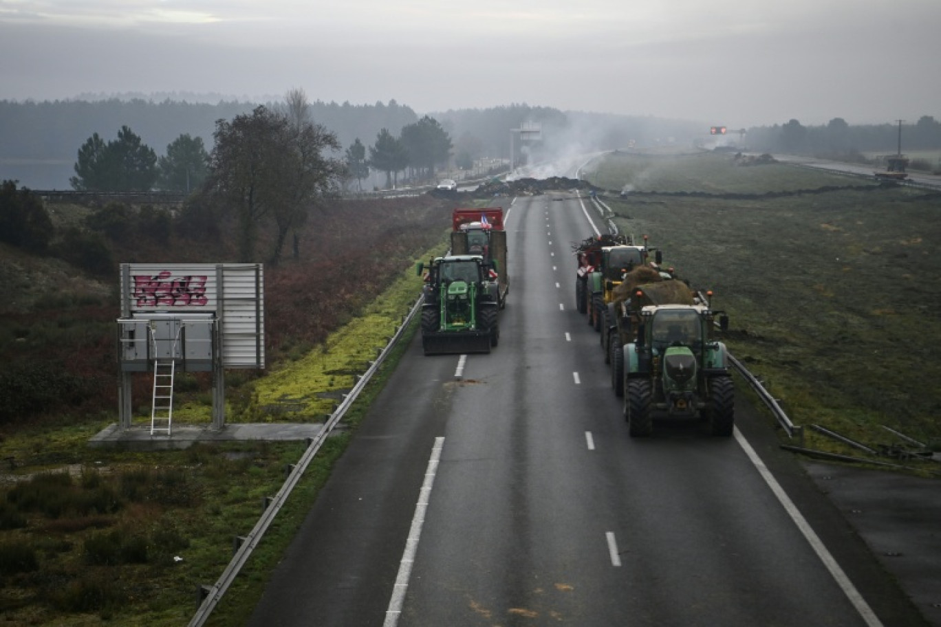 L'A63 bloquée par des agriculteurs à hauteur de Cestas, en Gironde, le 17 décembre 2025 © Christophe ARCHAMBAULT