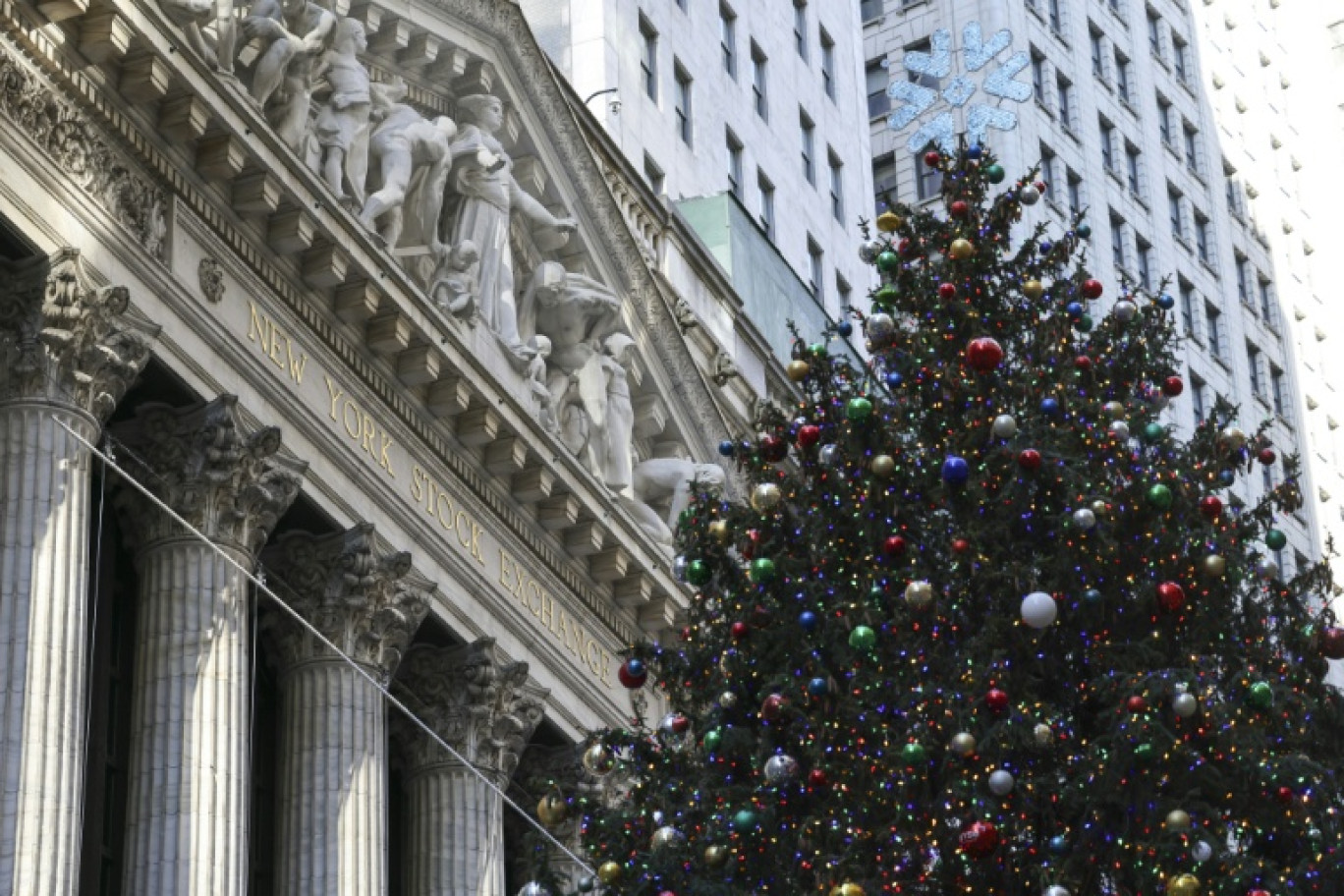 Un arbre de Noël devant la Bourse de New York, le 5 décembre 2025 © ANGELA WEISS