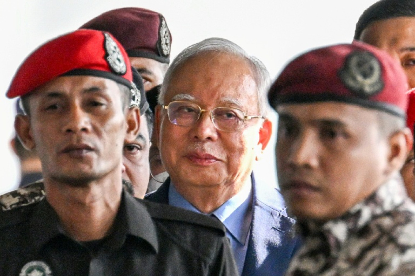 L'ex-Premier ministre malaisien Najib Razak (au centre), le 30 octobre 2024 au complexe de justice de Kuala Lumpur © Mohd RASFAN