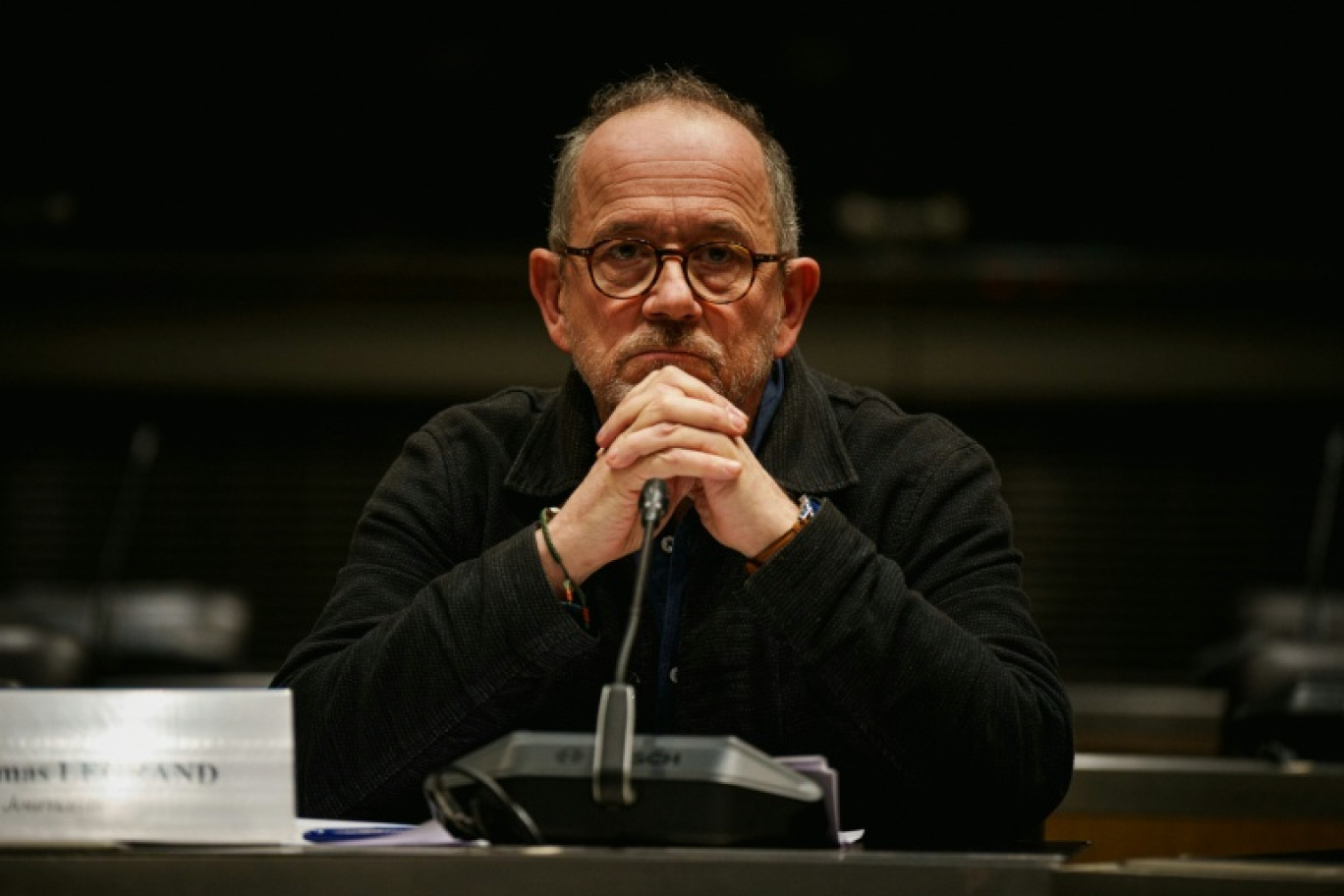 Le journaliste Thomas Legrand avant une audition devant la commission d'enquête de l'Assemblée nationale sur l'audiovisuel public, le 18 décembre 2025 à Paris © Dimitar DILKOFF