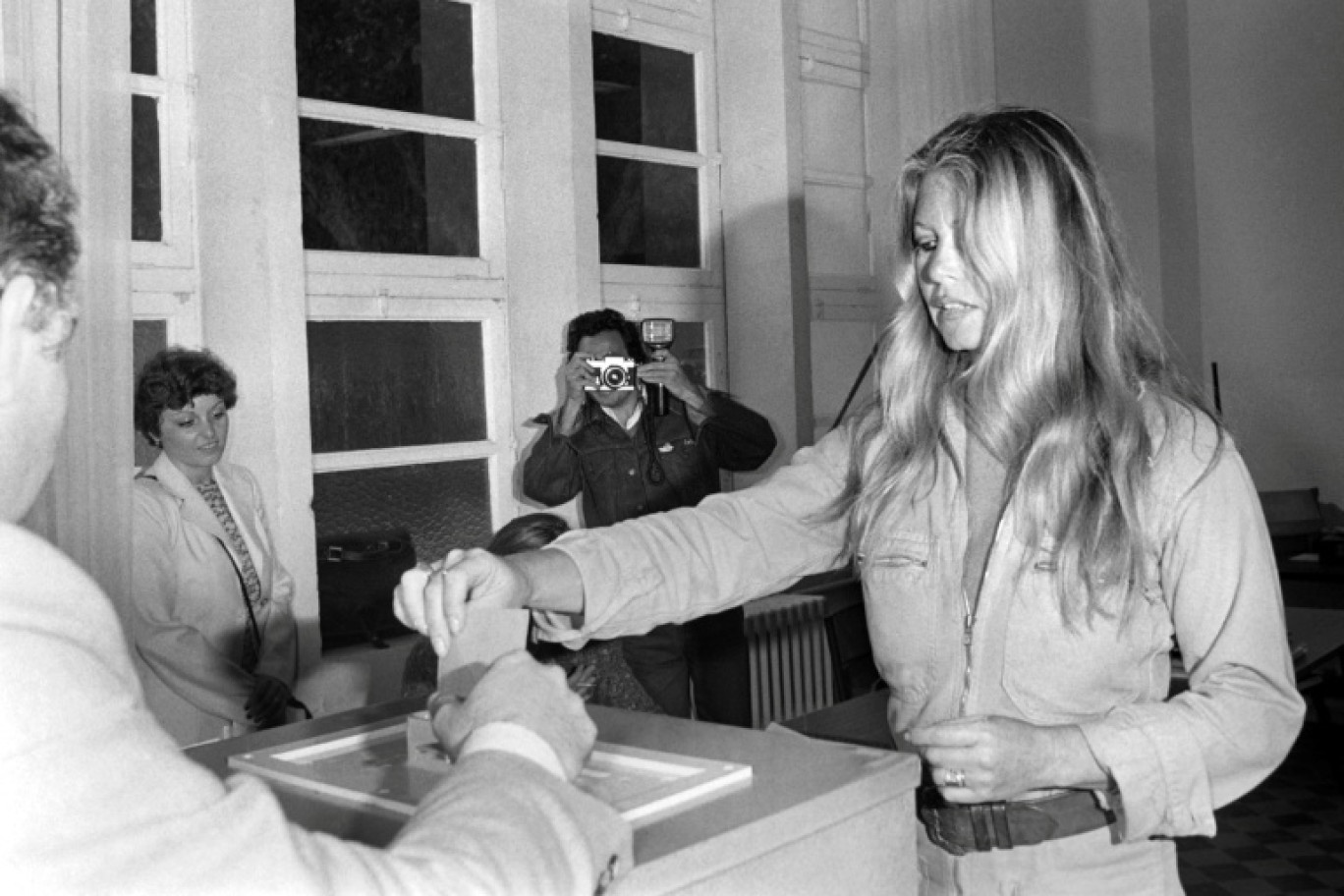 L'actrice française Brigitte Bardot vote pour le second tour de la présidentielle, le 10 mai 1981 à Saint-Tropez © Raph GATTI
