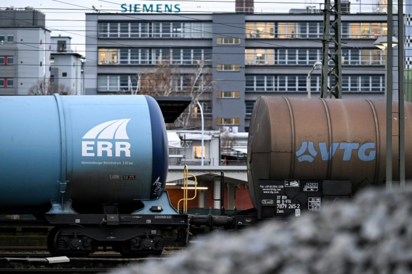 Railway tank cars in front of an industrial area with chemical enterprises in Frankfurt am Main © Kirill KUDRYAVTSEV