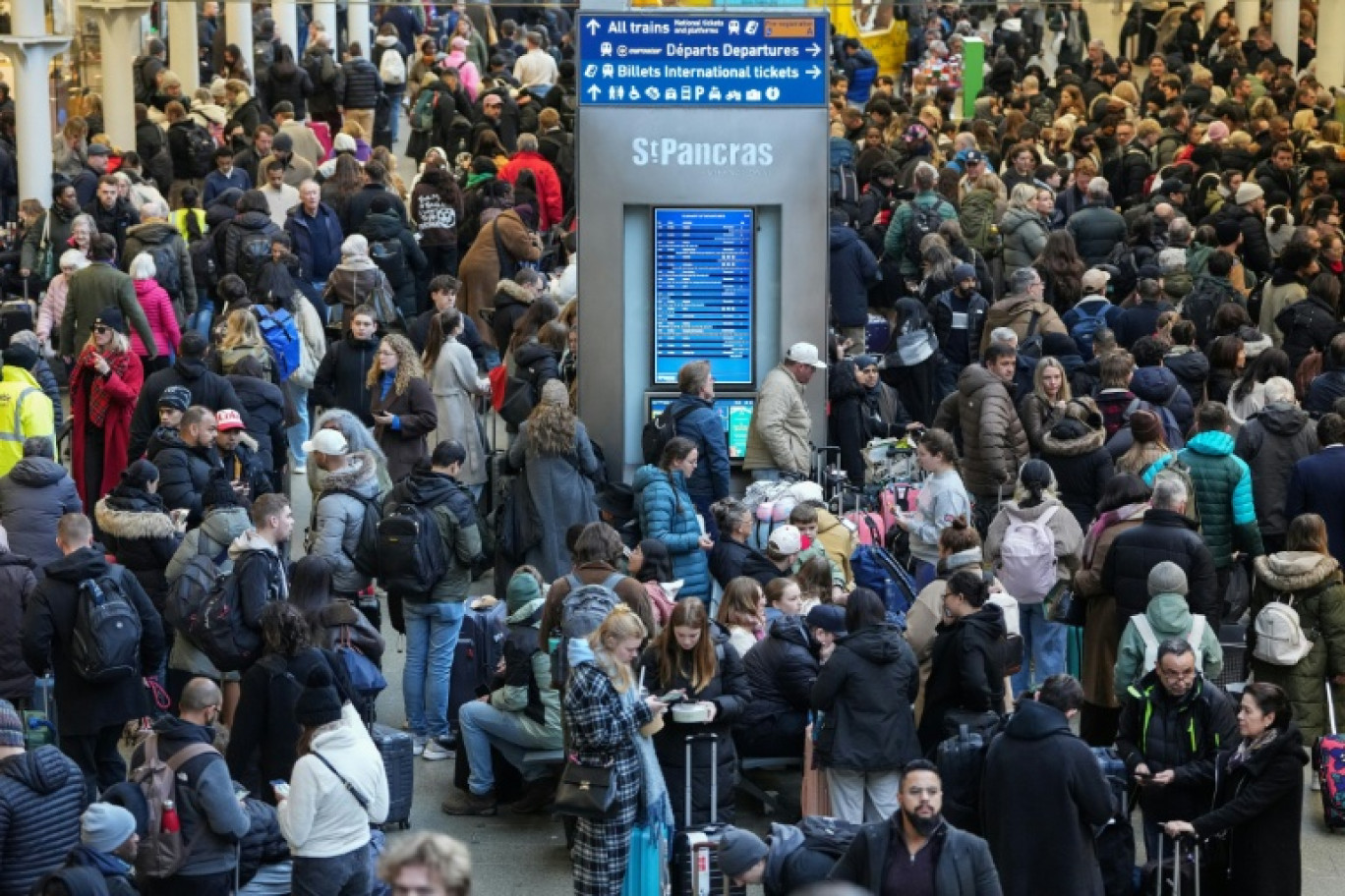 Les passagers attendent dans la gare londonienne de St. Pancras après la suspension de tous les Eurostar entre Paris et Londres le 30 décembre 2025 © CARLOS JASSO