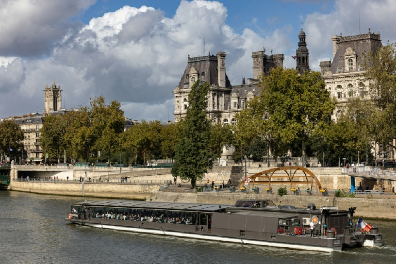 Un bateau mouche qui navigue sur la Seine, passe devant l'Hôtel de Ville de Paris, le 5 octobre 2025 © JOEL SAGET