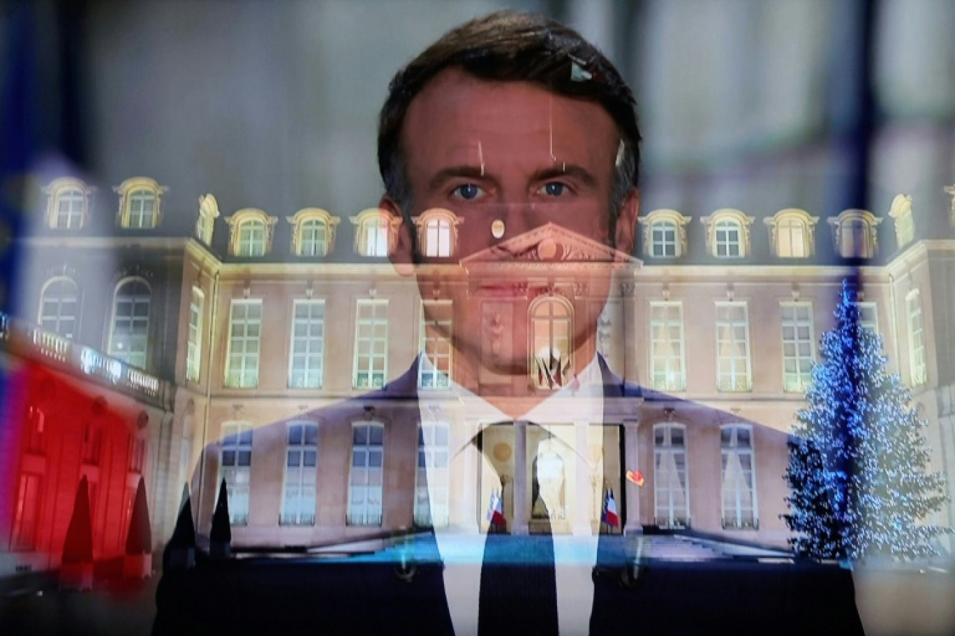 Emmanuel Macron apparaît à l’écran pour prononcer son allocution télévisée du Nouvel An à la nation depuis le palais de l’Élysée, à Paris, le 31 décembre 2024 © Kiran RIDLEY